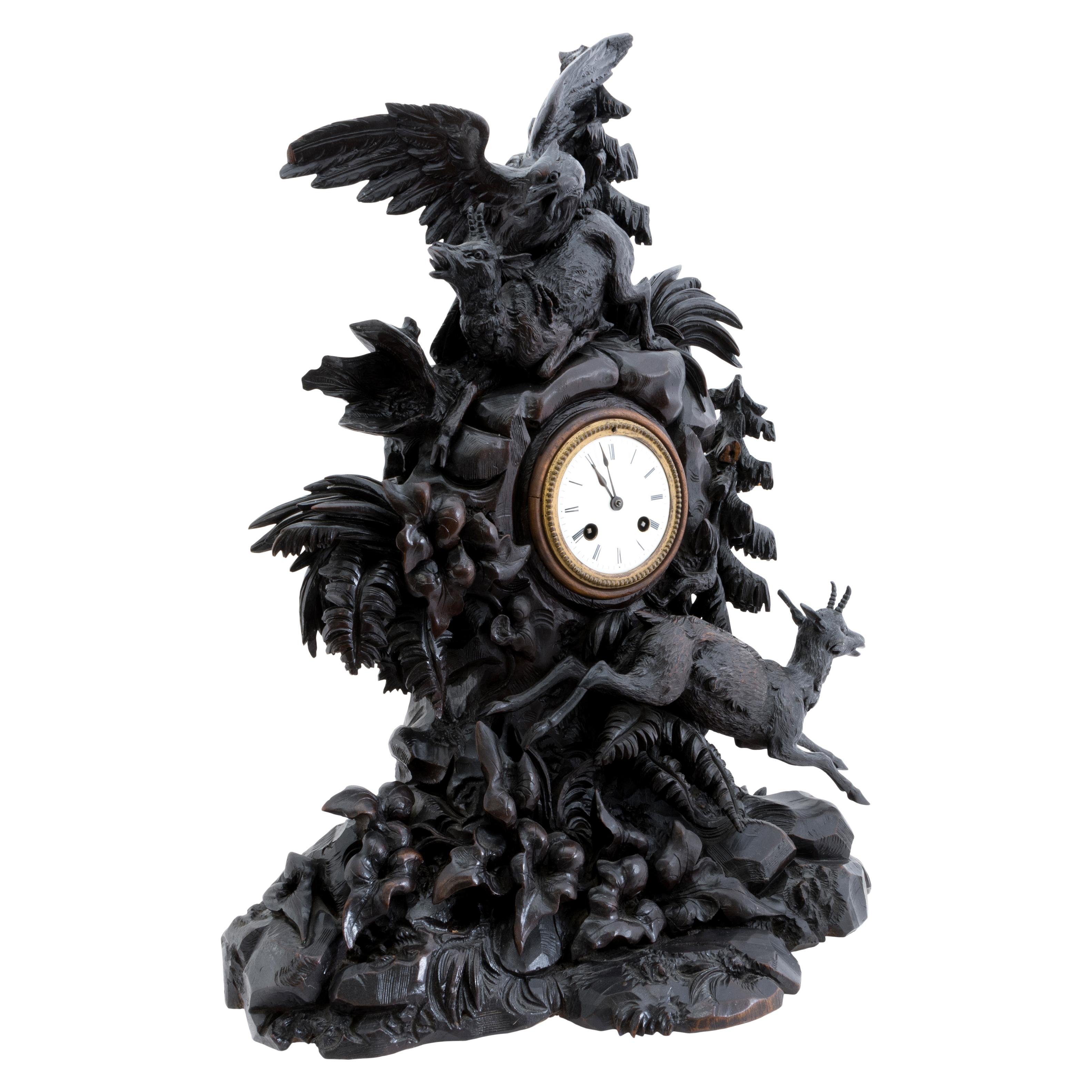 XIXe siècle Horloge de manteau suisse Black Forest sculptée à la main en vente