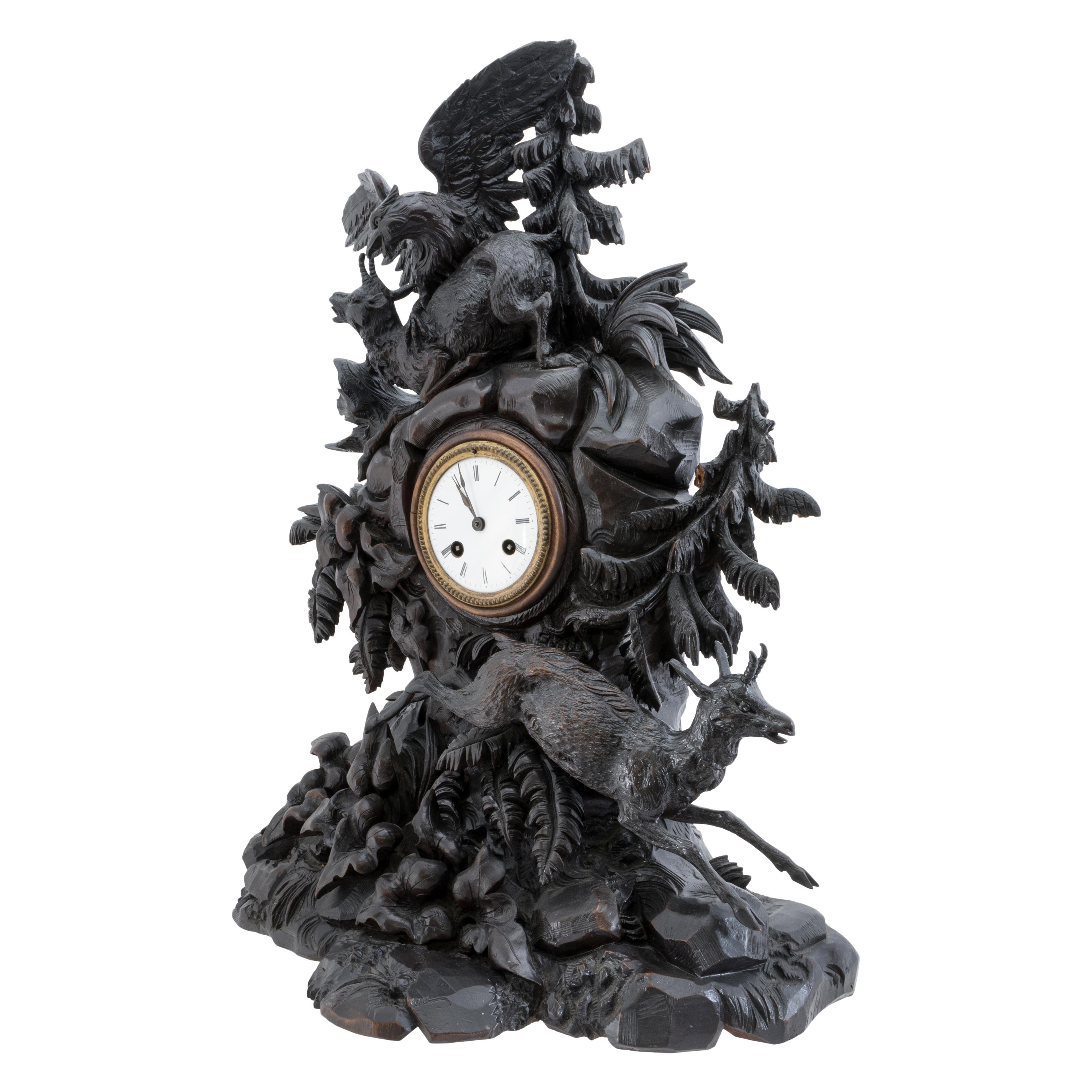 Bois Horloge de manteau suisse Black Forest sculptée à la main en vente