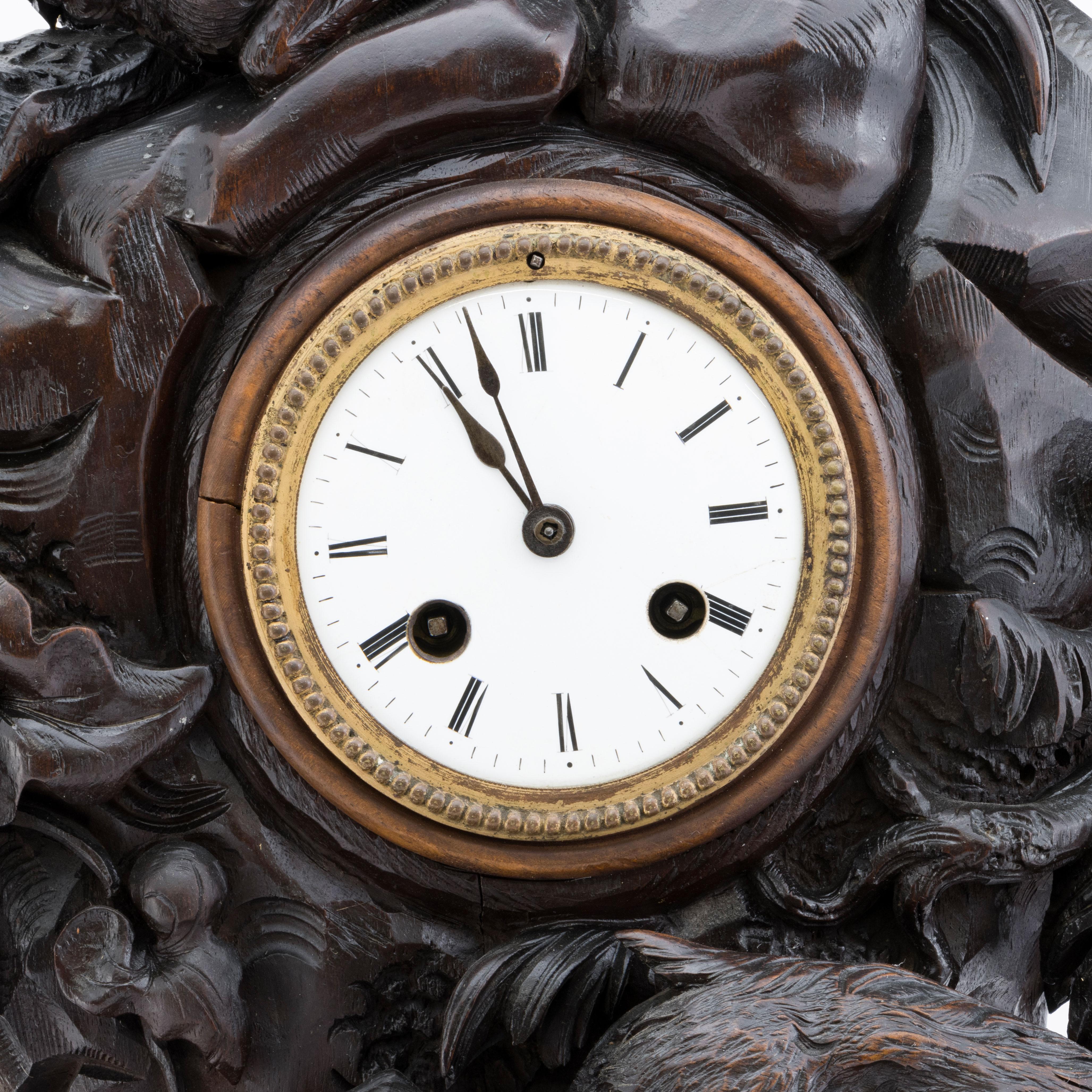 Horloge de manteau suisse Black Forest sculptée à la main en vente 2