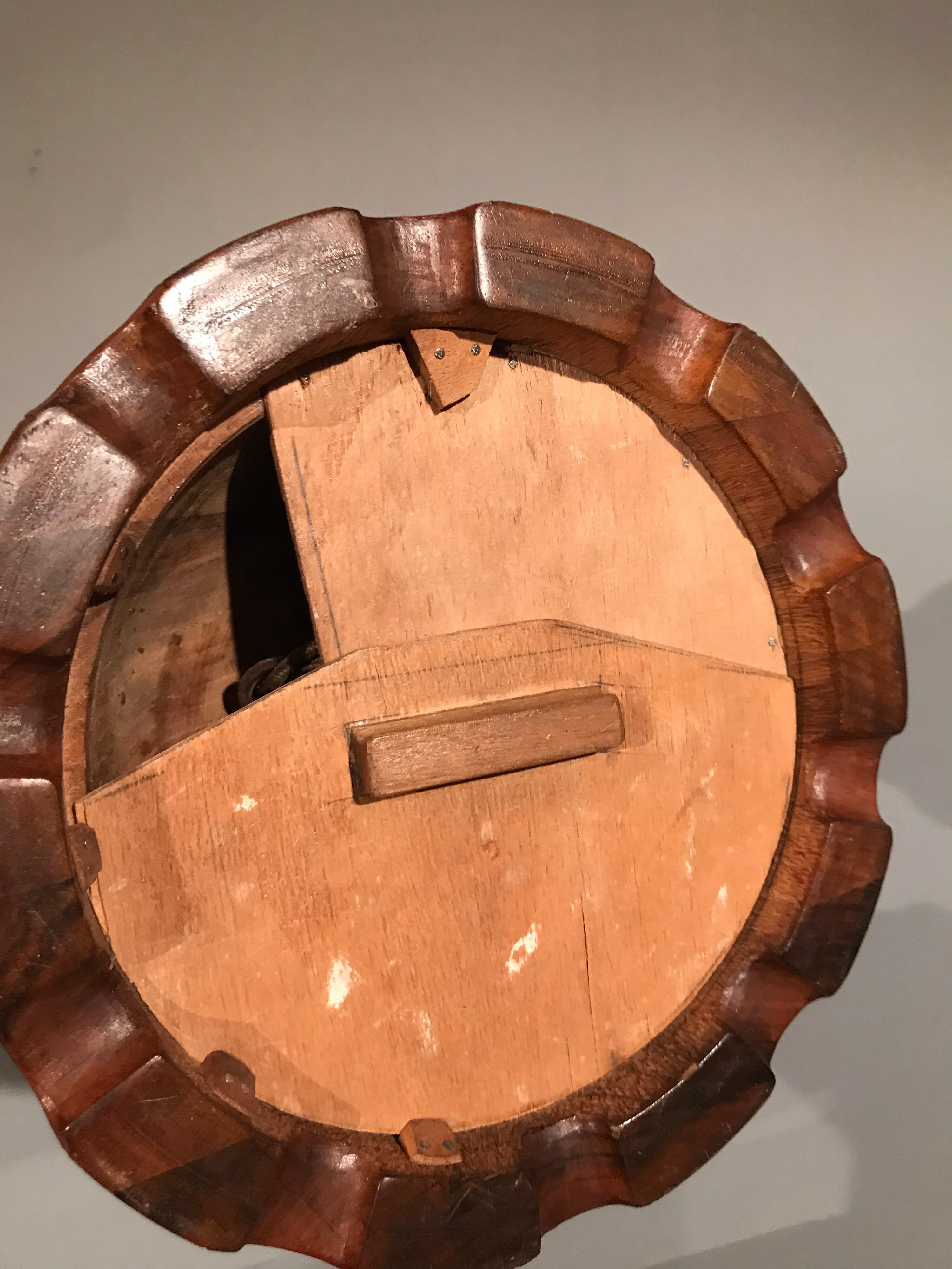 Lampe de table sculptée à la main en bois fruitier en vente 2