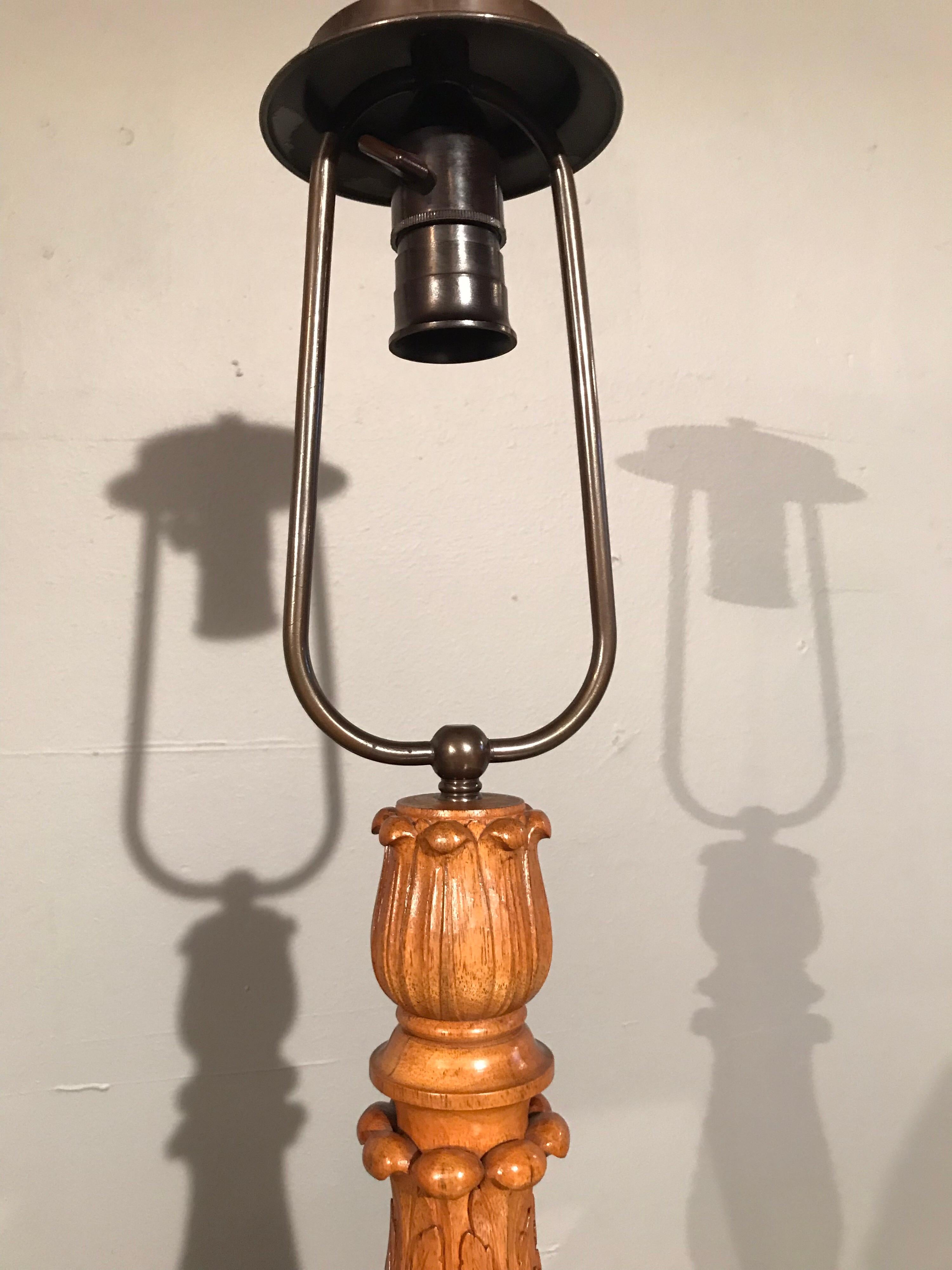 Victorien tardif Lampe de table sculptée à la main en bois fruitier en vente