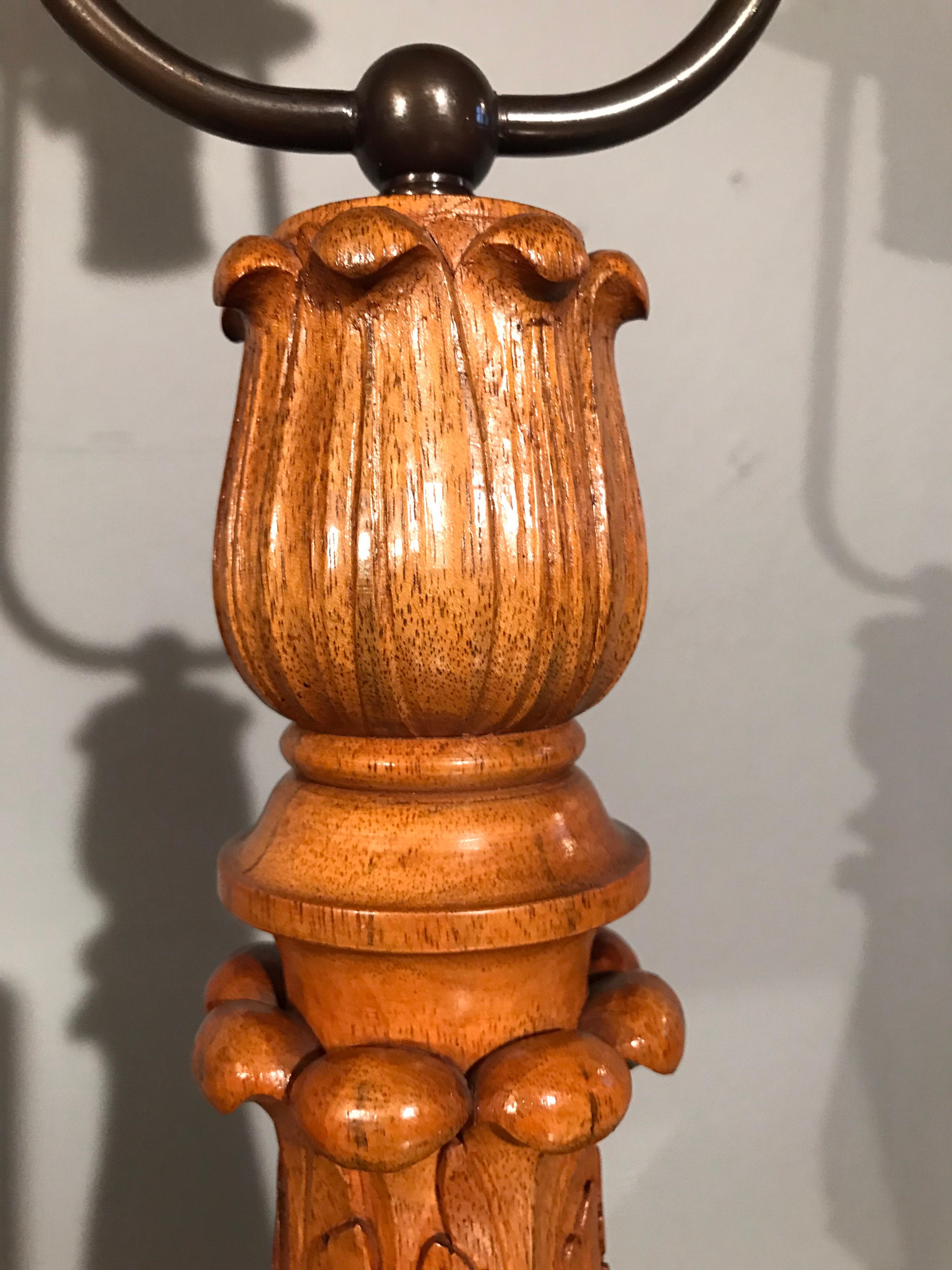 Danois Lampe de table sculptée à la main en bois fruitier en vente
