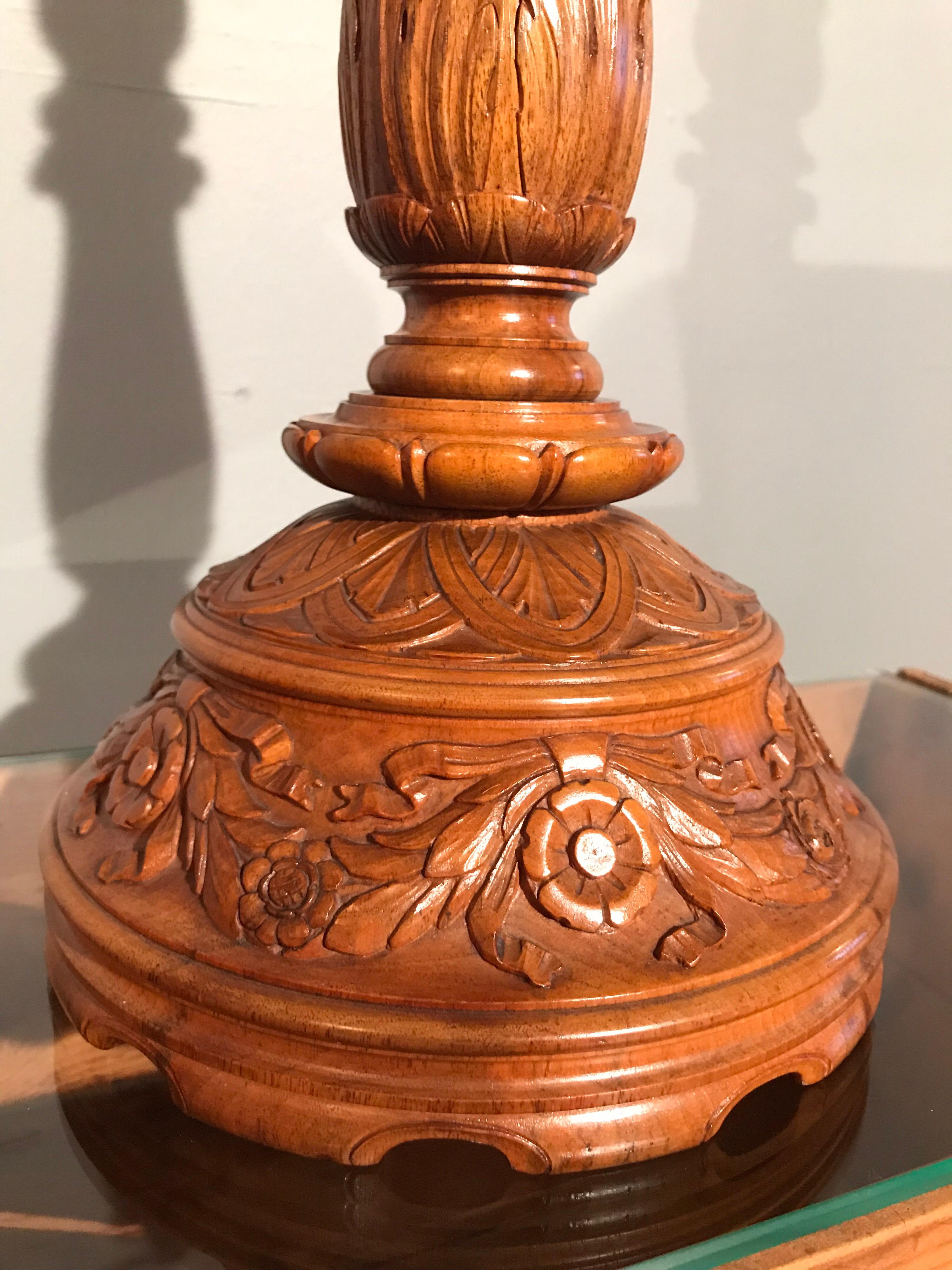 Sculpté à la main Lampe de table sculptée à la main en bois fruitier en vente