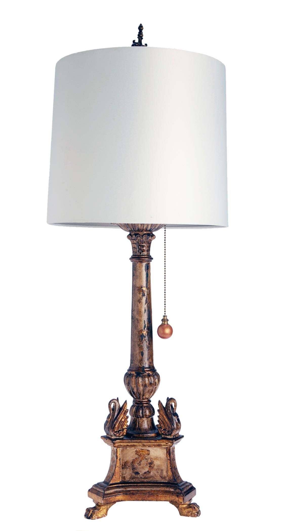 Charmante paire de lampes chandelier Florentine italienne vintage avec des bases en bois sculpté avec une finition peinte et dorée d'origine.
Longue chaîne de perles en laiton avec des tirettes à grosses perles très conviviales et
