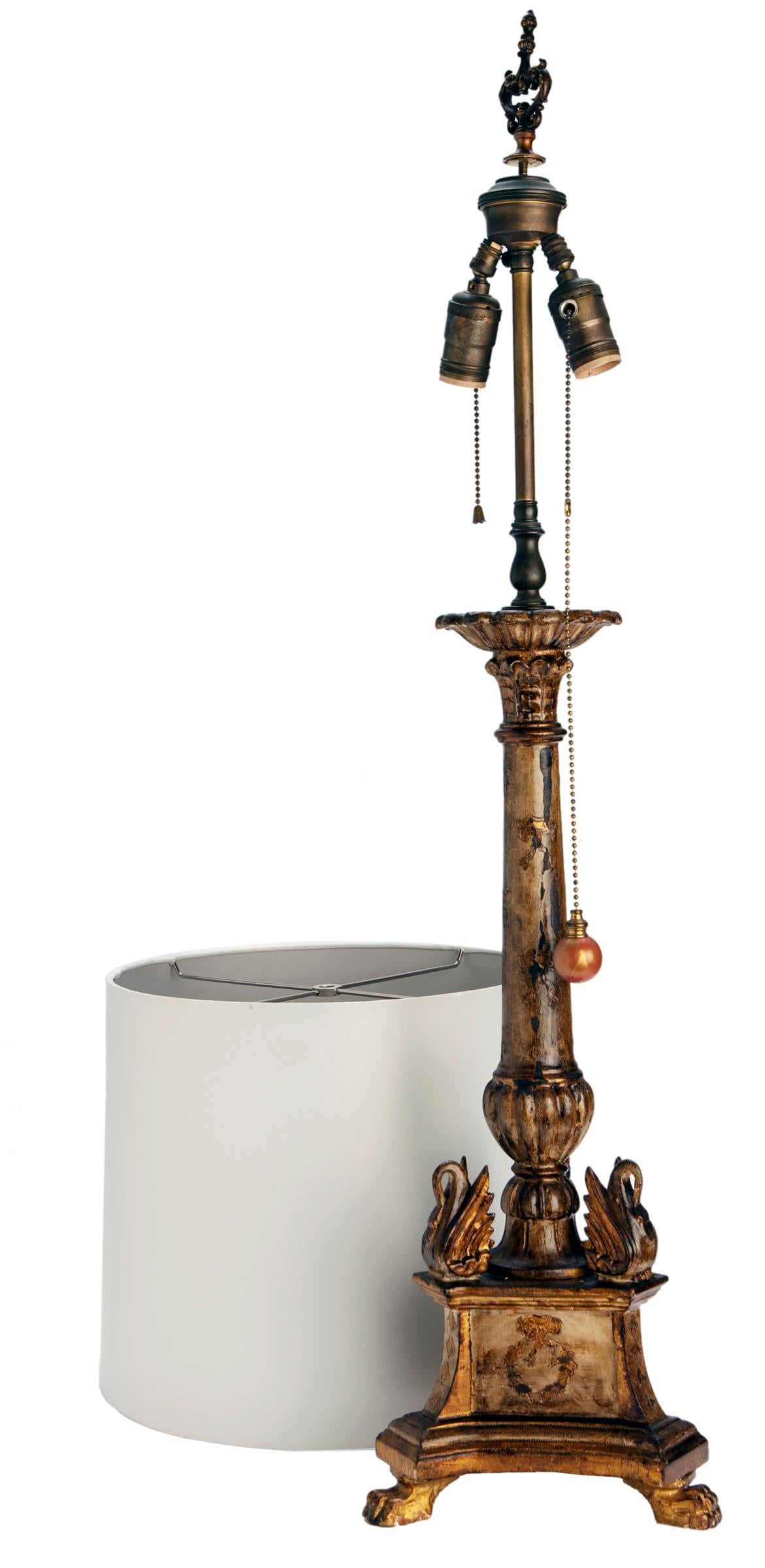 Néo-Renaissance Lampes de table sculptées à la main, abat-jours blancs ; une paire en vente