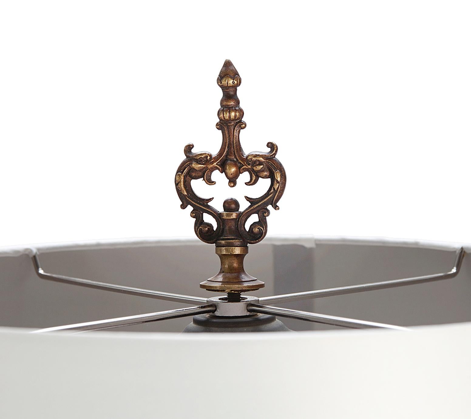 italien Lampes de table sculptées à la main, abat-jours blancs ; une paire en vente