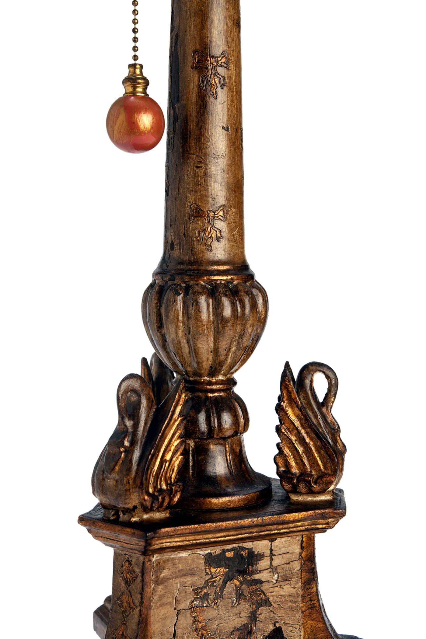 XIXe siècle Lampes de table sculptées à la main, abat-jours blancs ; une paire en vente