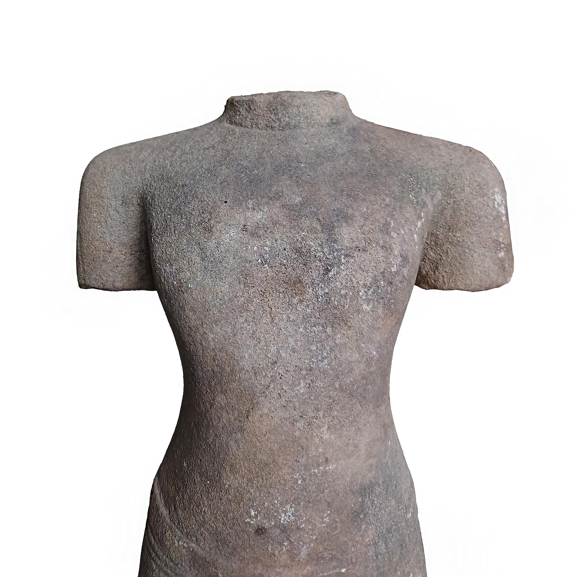Handgeschnitzte Tisch-Steinskulptur aus Thailand im Angebot 3