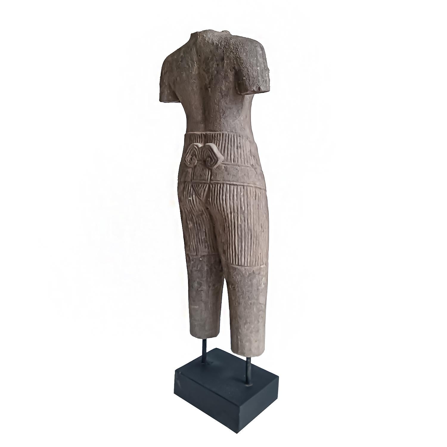 Escultura de piedra de sobremesa tallada a mano en Tailandia en Bueno estado para la venta en New York, NY