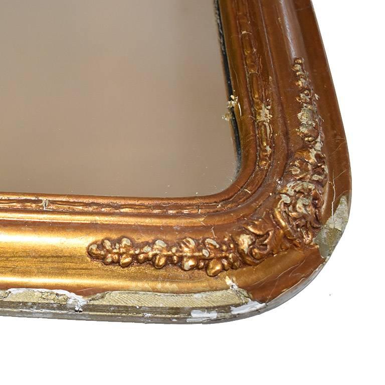 Handgeschnitzter großer Spiegel aus vergoldetem Holz im Stil von Louis XVI. (Französisch) im Angebot
