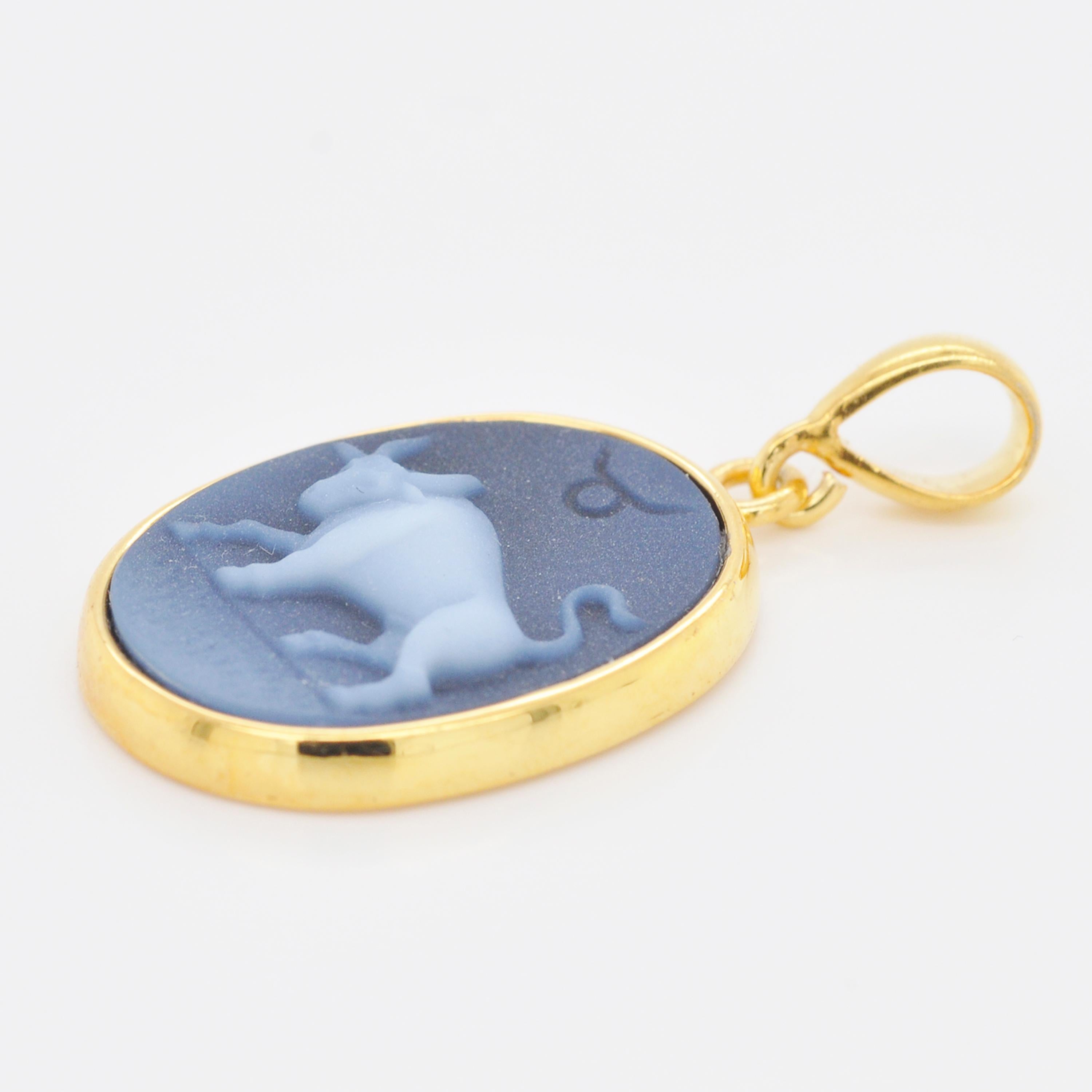 Contemporain Collier pendentif en argent 925 avec agate et camée sculpté à la main pour le zodiaque Taureau en vente
