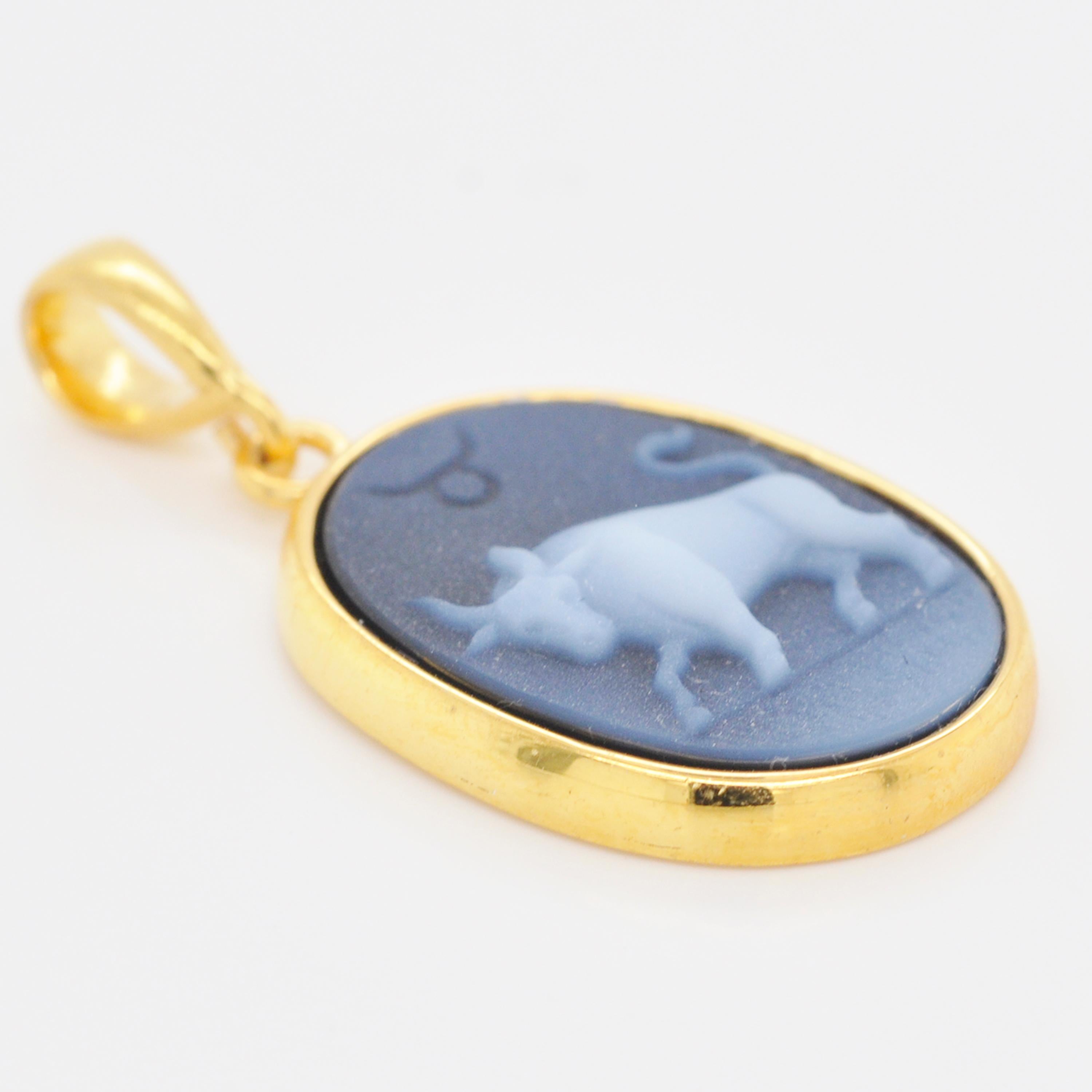 Hand-Carved Taurus Zodiac Agate Cameo 925 Sterling Silver Pendant Necklace In New Condition For Sale In Jaipur, Rajasthan