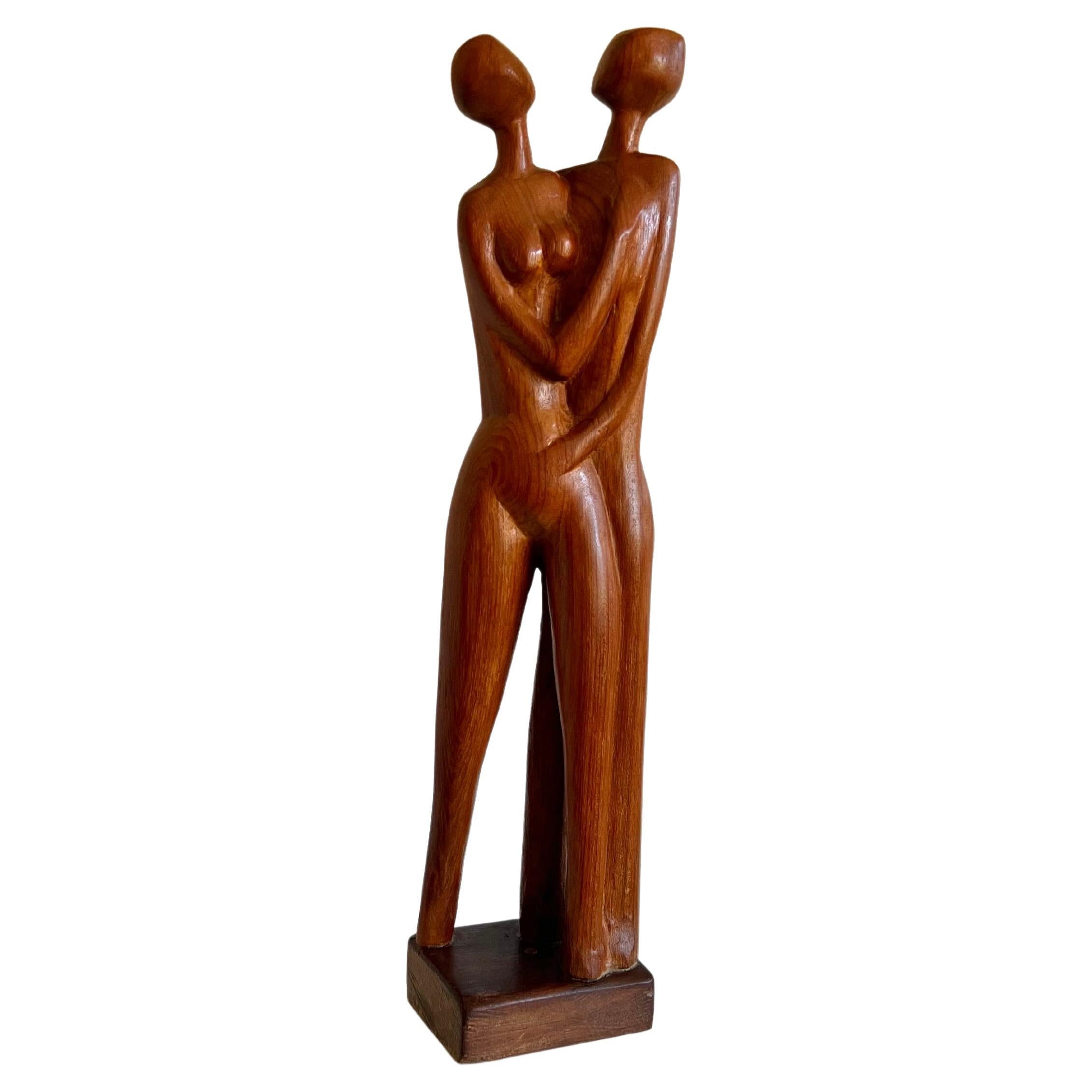 Handgeschnitzte Teakholz-Skulptur mit umarmendem Paar 