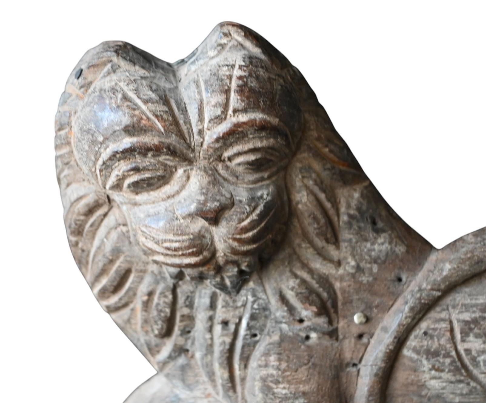 Birman Figurine de lion en teck sculptée à la main - 19e siècle - Origine Asie du Sud en vente