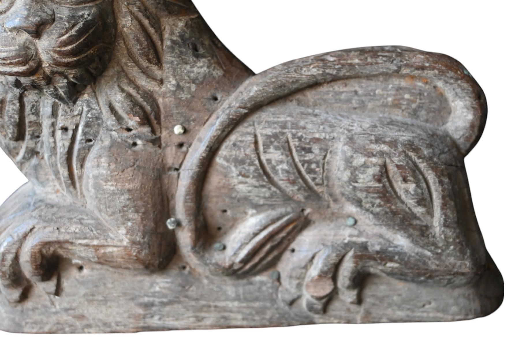 Sculpté à la main Figurine de lion en teck sculptée à la main - 19e siècle - Origine Asie du Sud en vente