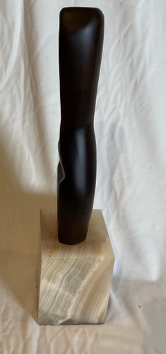 Scultura in teak intagliata a mano su base in alabastro