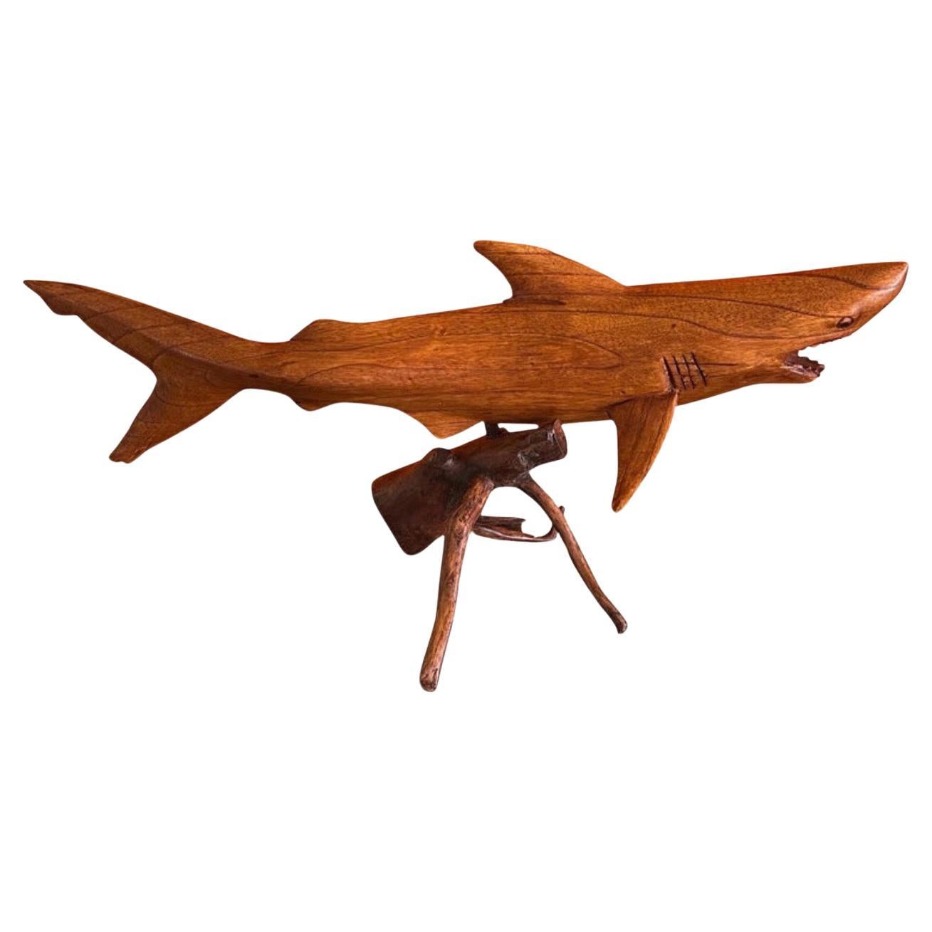 Scultura di squalo in teak scolpita a mano su supporto in vendita 3