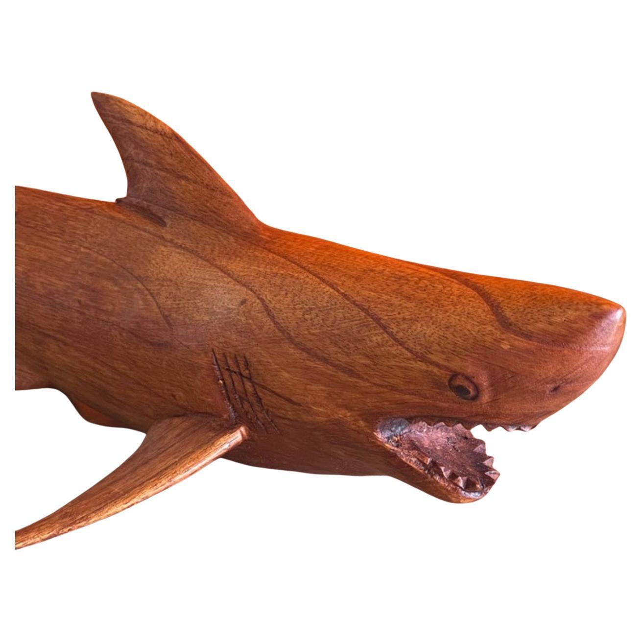 Una scultura di squalo in teak intagliato a mano di grandi dimensioni e con supporto, risalente agli anni 2000 circa. Il pezzo è in ottime condizioni vintage e può essere rimosso dal supporto organico; misura 26