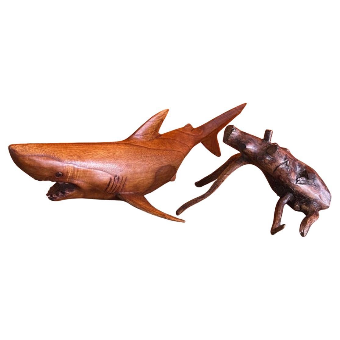 Americano Scultura di squalo in teak scolpita a mano su supporto in vendita