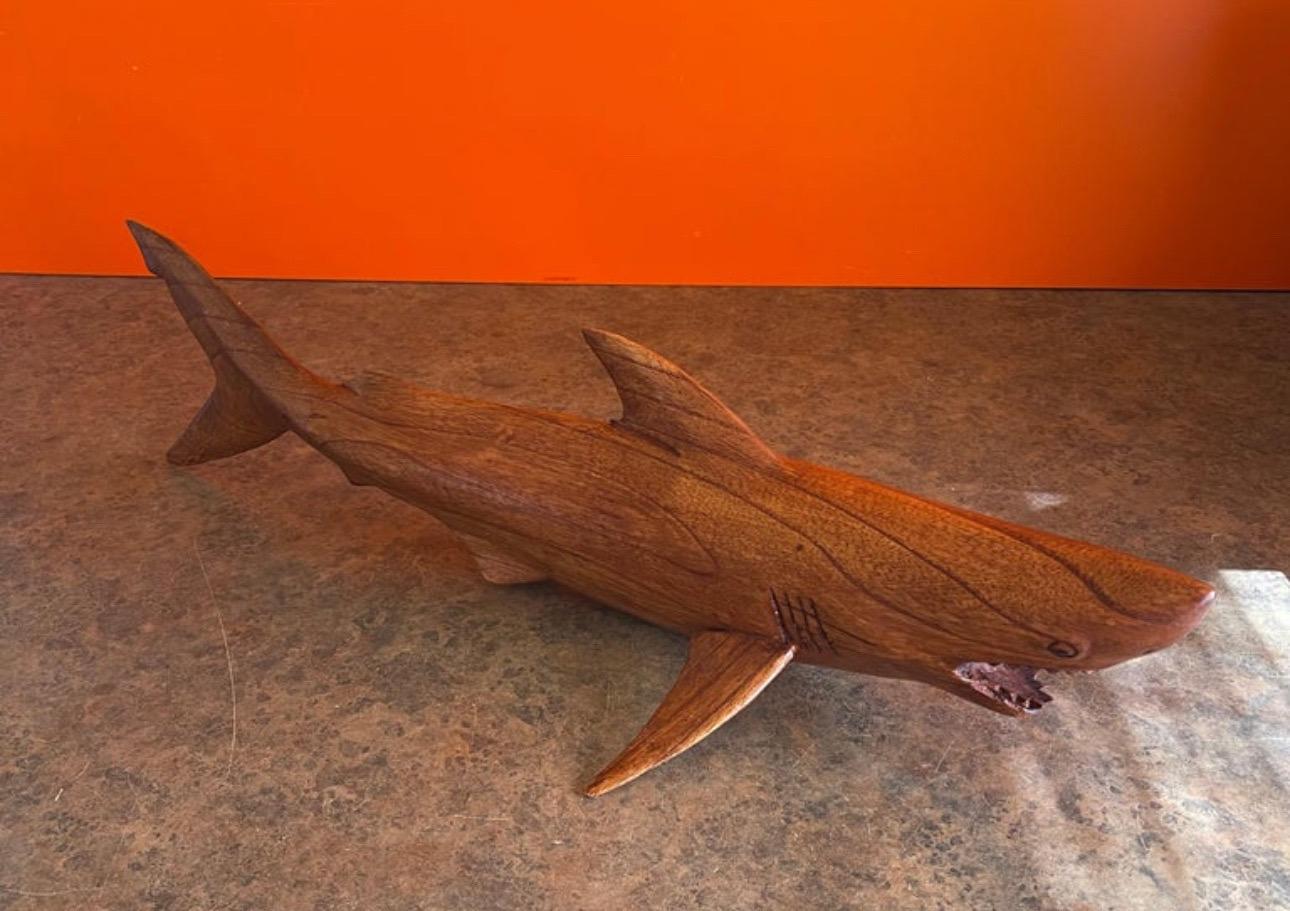 Intagliato a mano Scultura di squalo in teak scolpita a mano su supporto in vendita