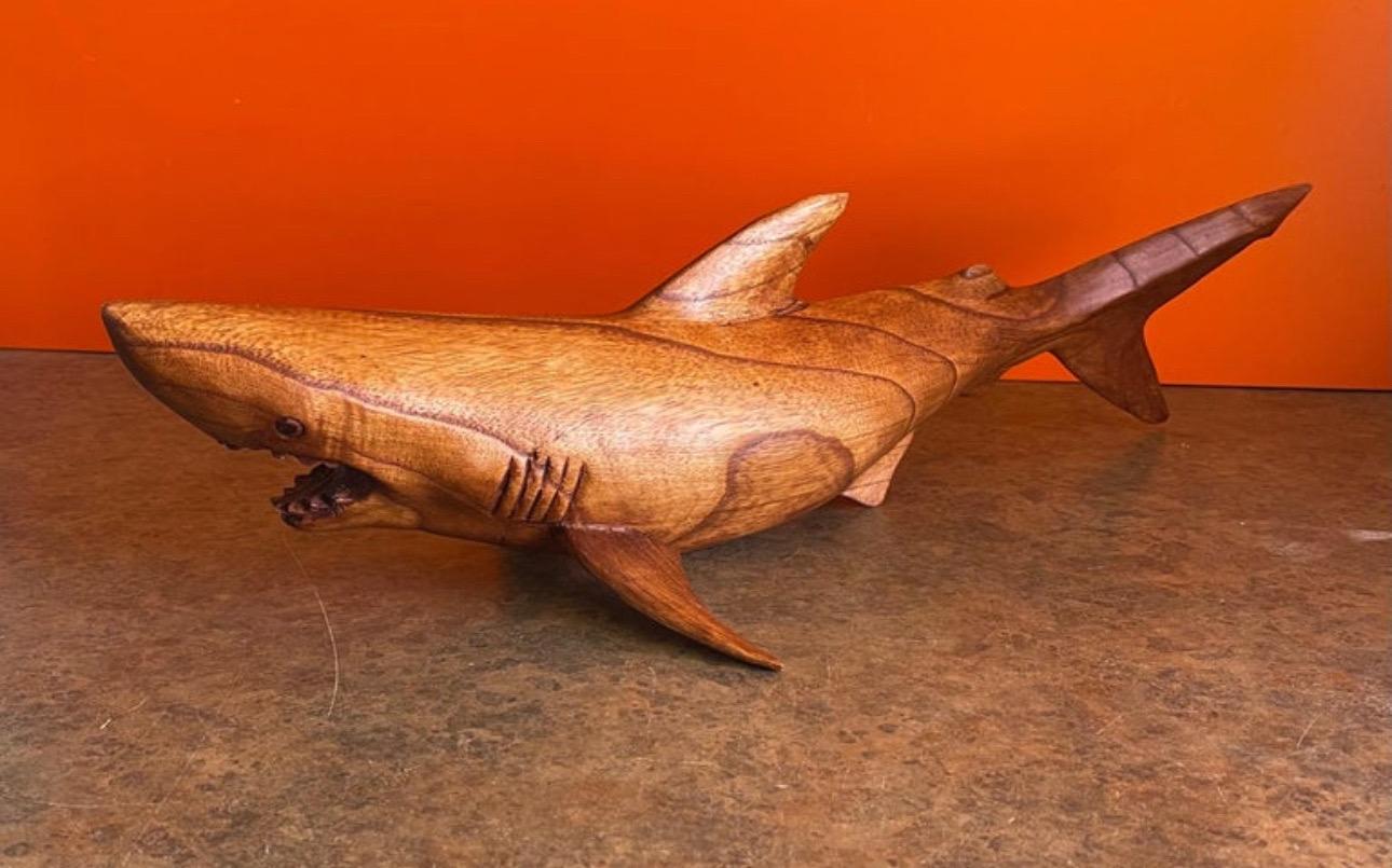 XXI secolo e contemporaneo Scultura di squalo in teak scolpita a mano su supporto in vendita