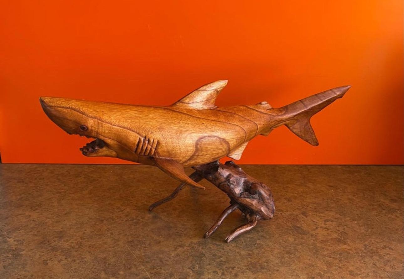 Teak Scultura di squalo in teak scolpita a mano su supporto in vendita