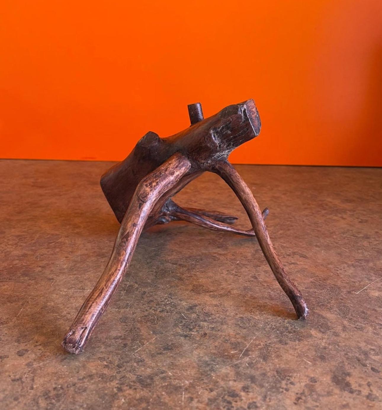 Scultura di squalo in teak scolpita a mano su supporto in vendita 1