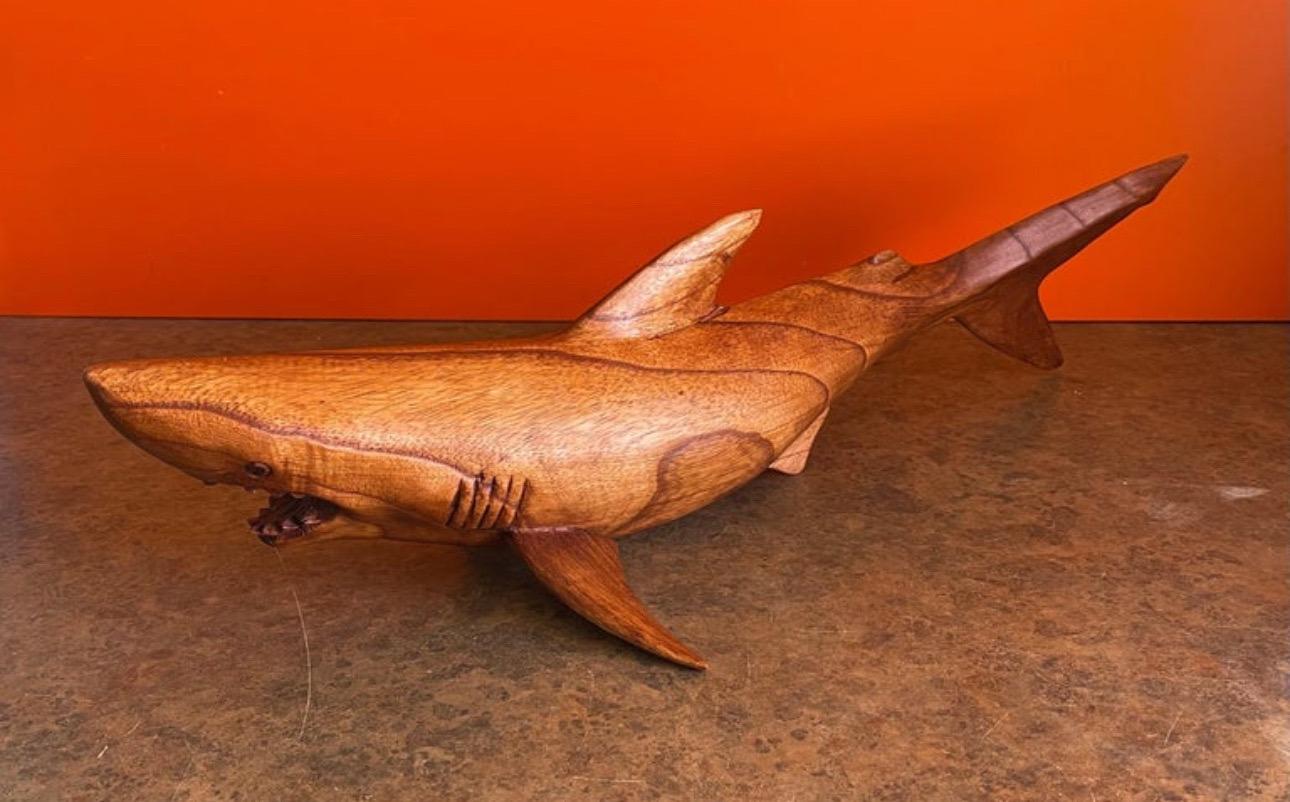 Scultura di squalo in teak scolpita a mano su supporto in vendita 2