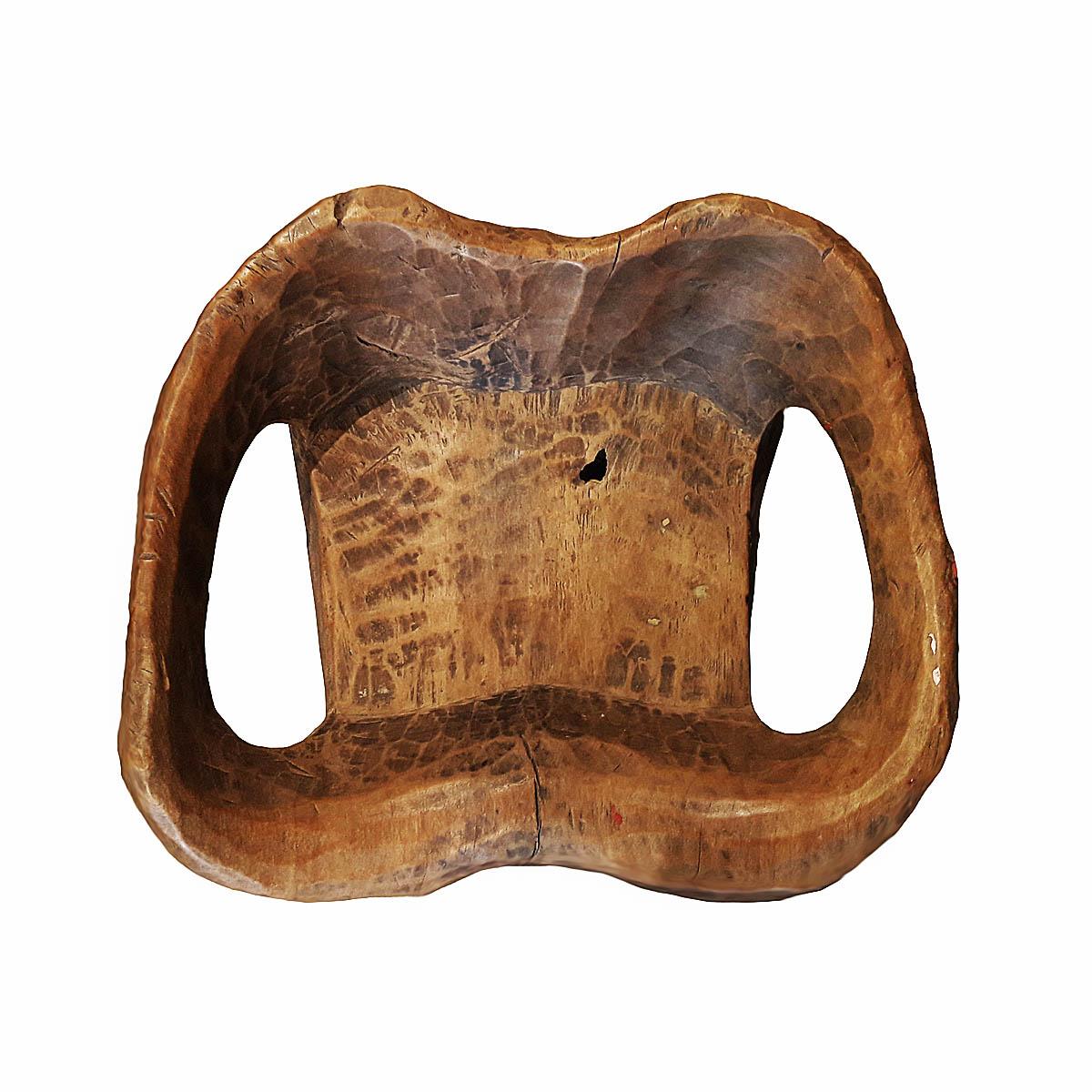 Sgabello o seduta bassa indonesiana, intagliata a mano da un unico pezzo di denso e pesante legno di mango, circa 1930. Tribù Dayak Benuaq, Sulawesi sudorientale. Presenta una patina d'età in tutto e per tutto. 

 Stabile e robusto tanto da poter