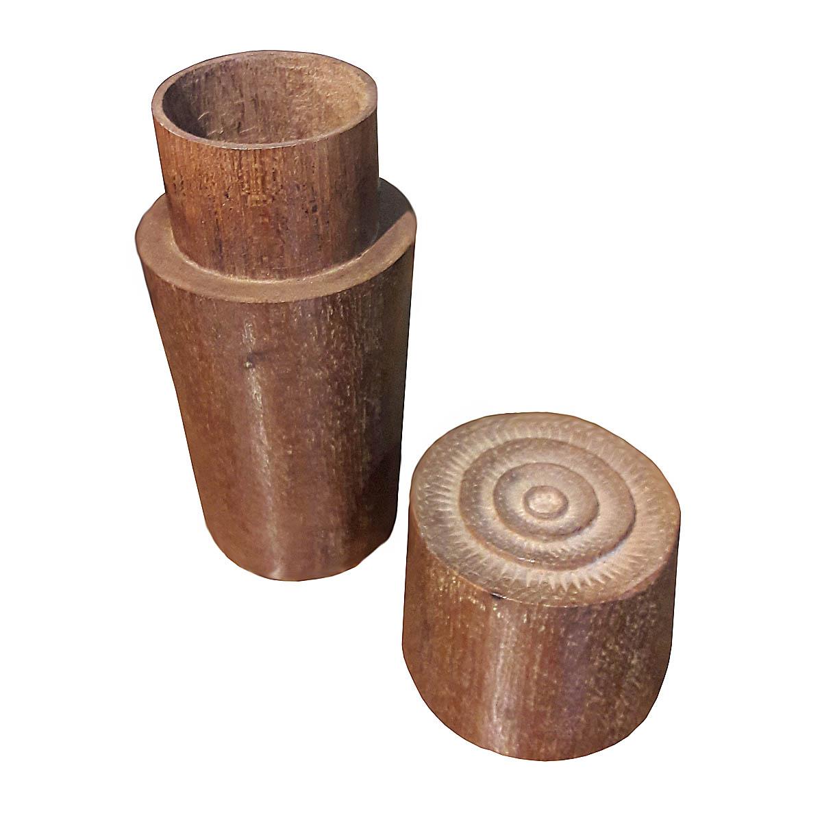 Petit récipient ou vaisseau indonésien en teck, sculpté à la main dans un seul morceau de bois de teck. Couvercle décoré de cercles concentriques sculptés, vers 1890.