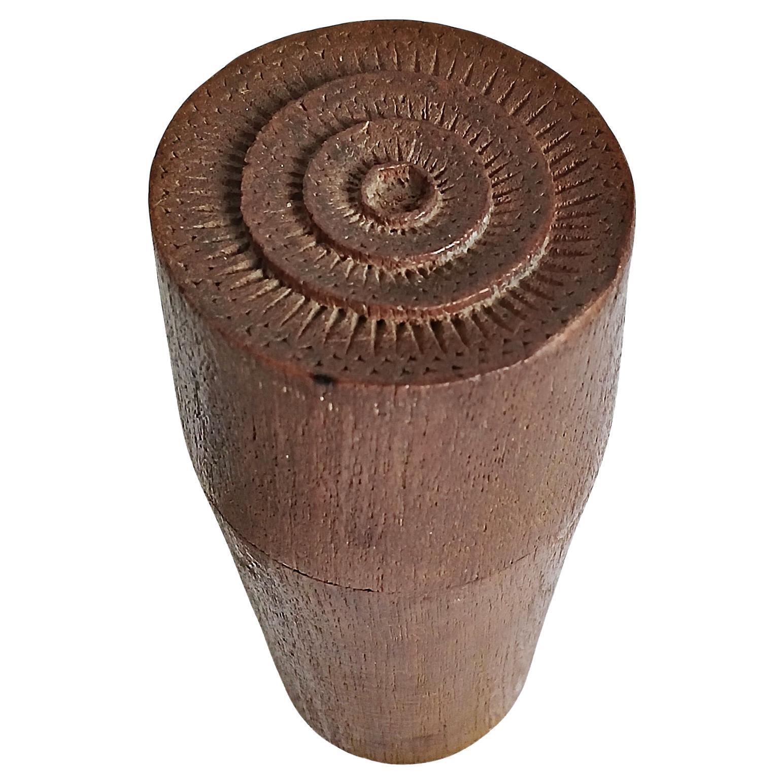 Vase en teck sculpté à la main avec couvercle, fin du 19ème siècle