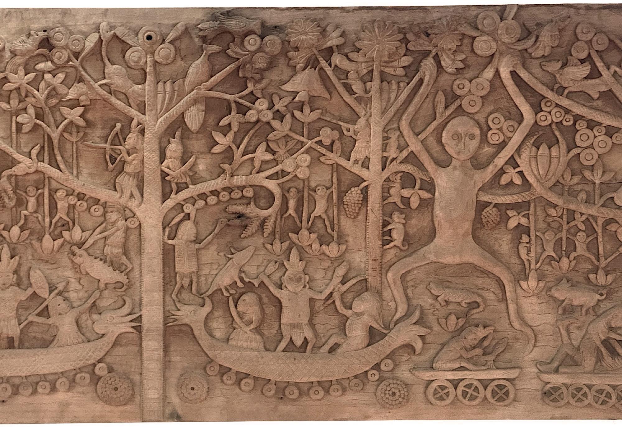 Panneau sculptural en bois de teck sculpté à la main représentant la mythologie Dayak en vente 2