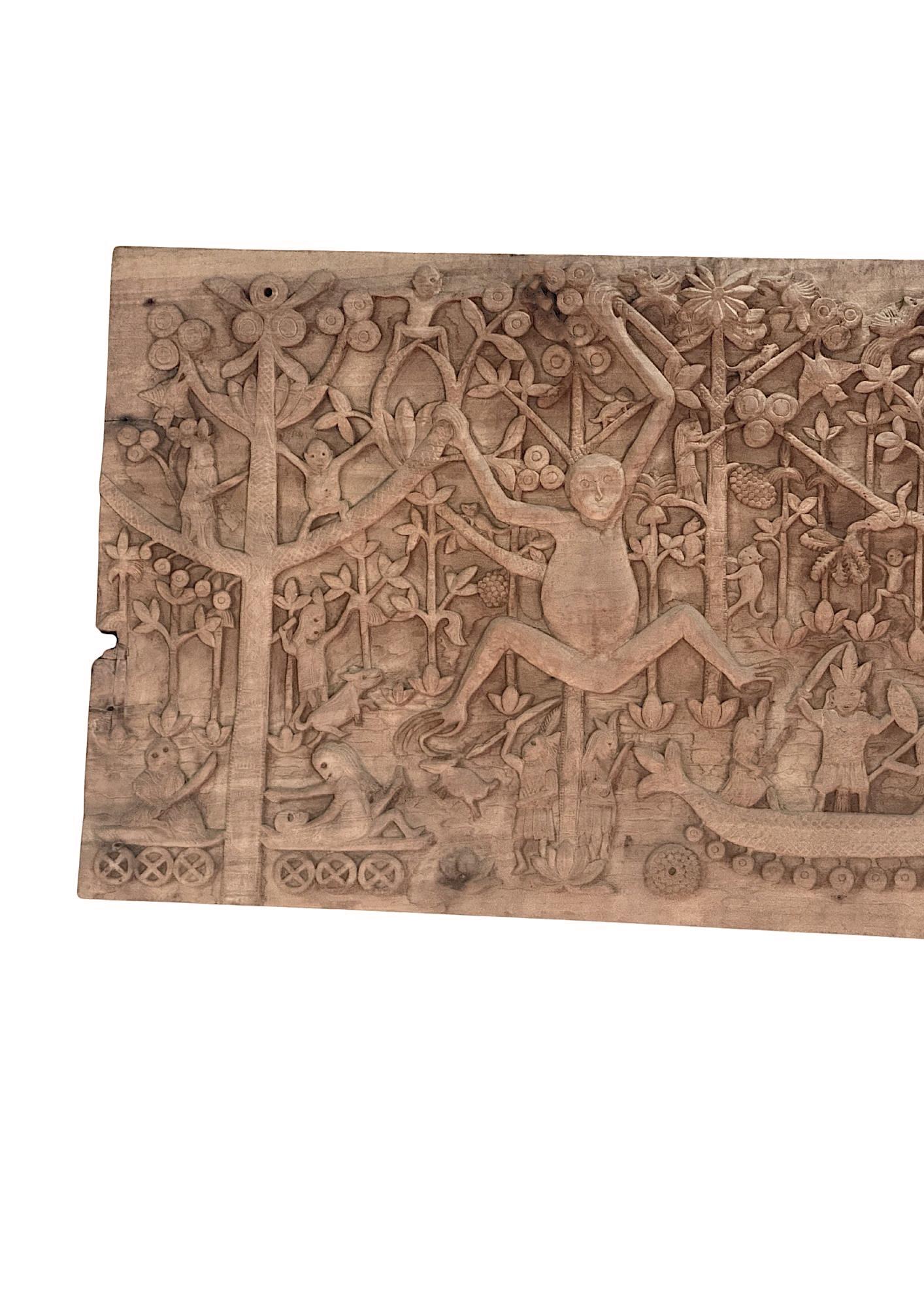 Panneau sculptural en bois de teck sculpté à la main représentant la mythologie Dayak en vente 3