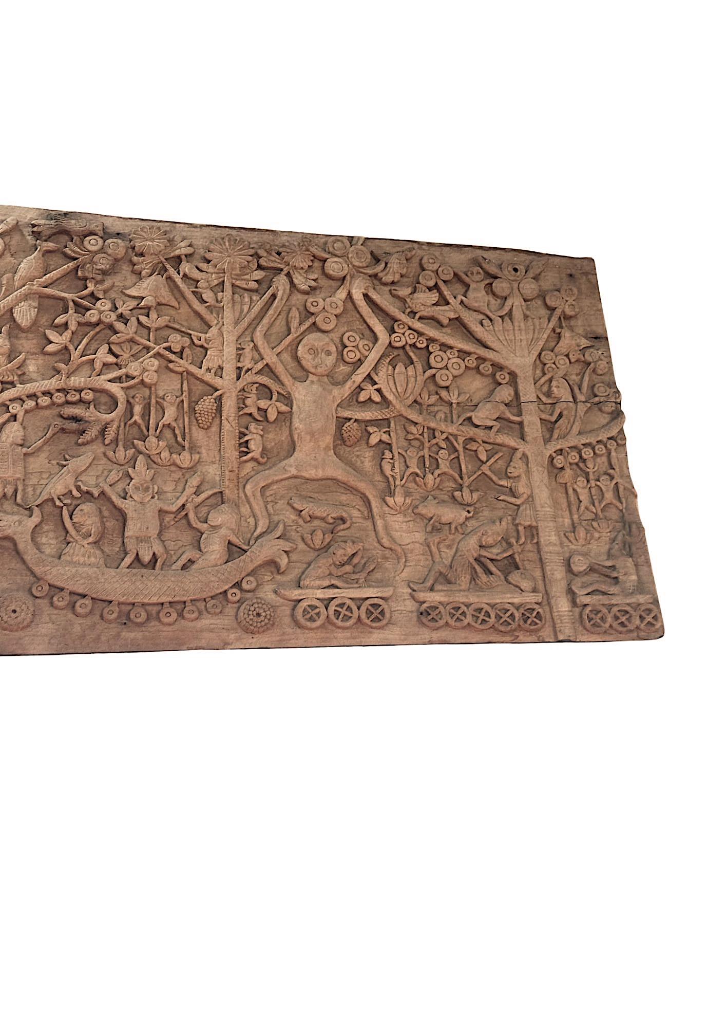 Indonésien Panneau sculptural en bois de teck sculpté à la main représentant la mythologie Dayak en vente