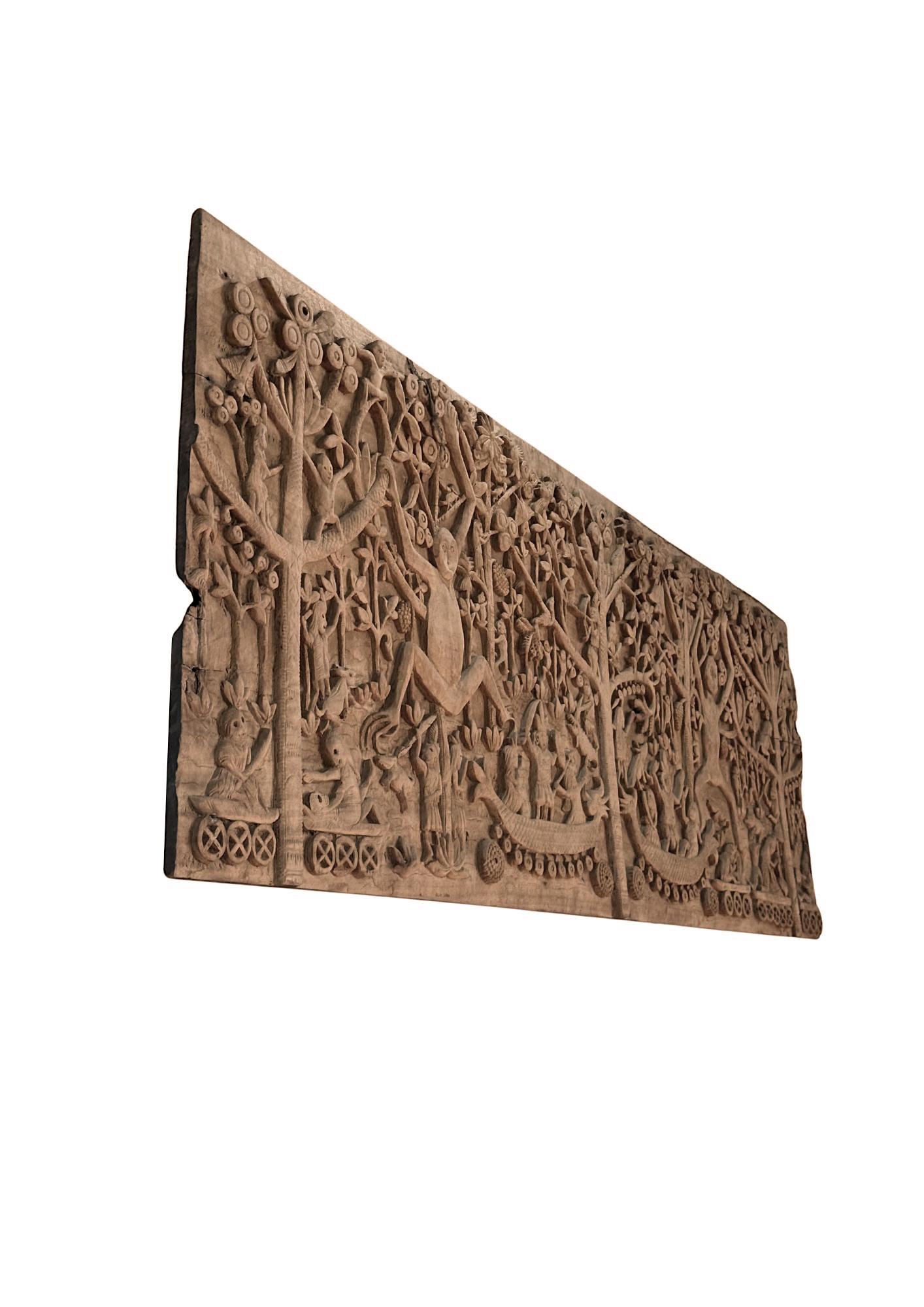 Fait main Panneau sculptural en bois de teck sculpté à la main représentant la mythologie Dayak en vente