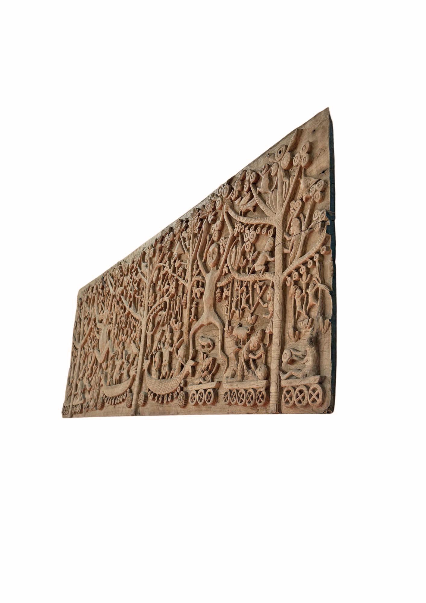 Panneau sculptural en bois de teck sculpté à la main représentant la mythologie Dayak Bon état - En vente à Jimbaran, Bali