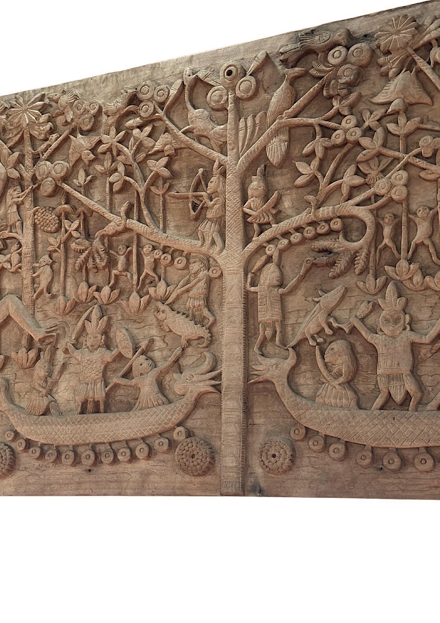 Teck Panneau sculptural en bois de teck sculpté à la main représentant la mythologie Dayak en vente