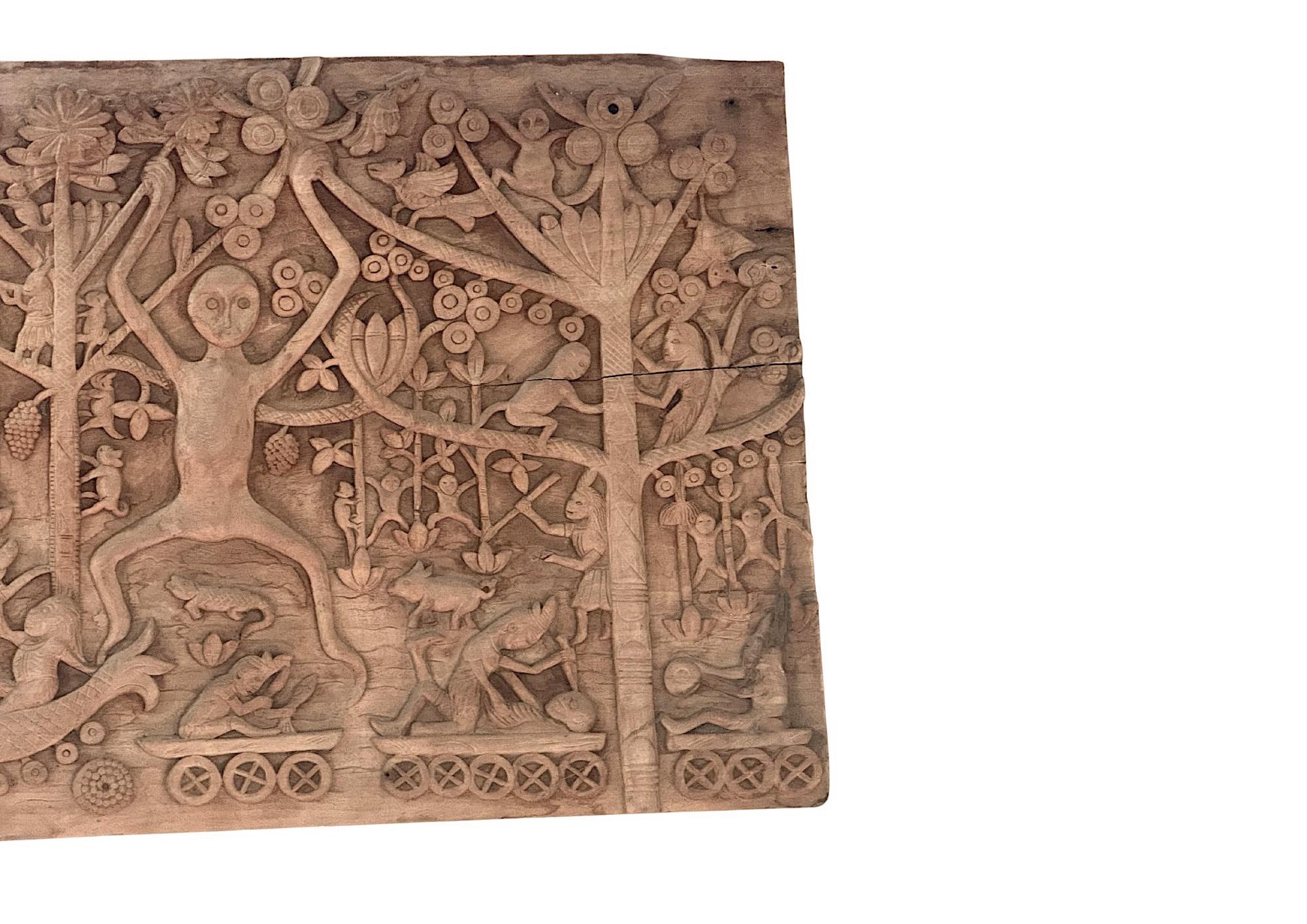 Panneau sculptural en bois de teck sculpté à la main représentant la mythologie Dayak en vente 1