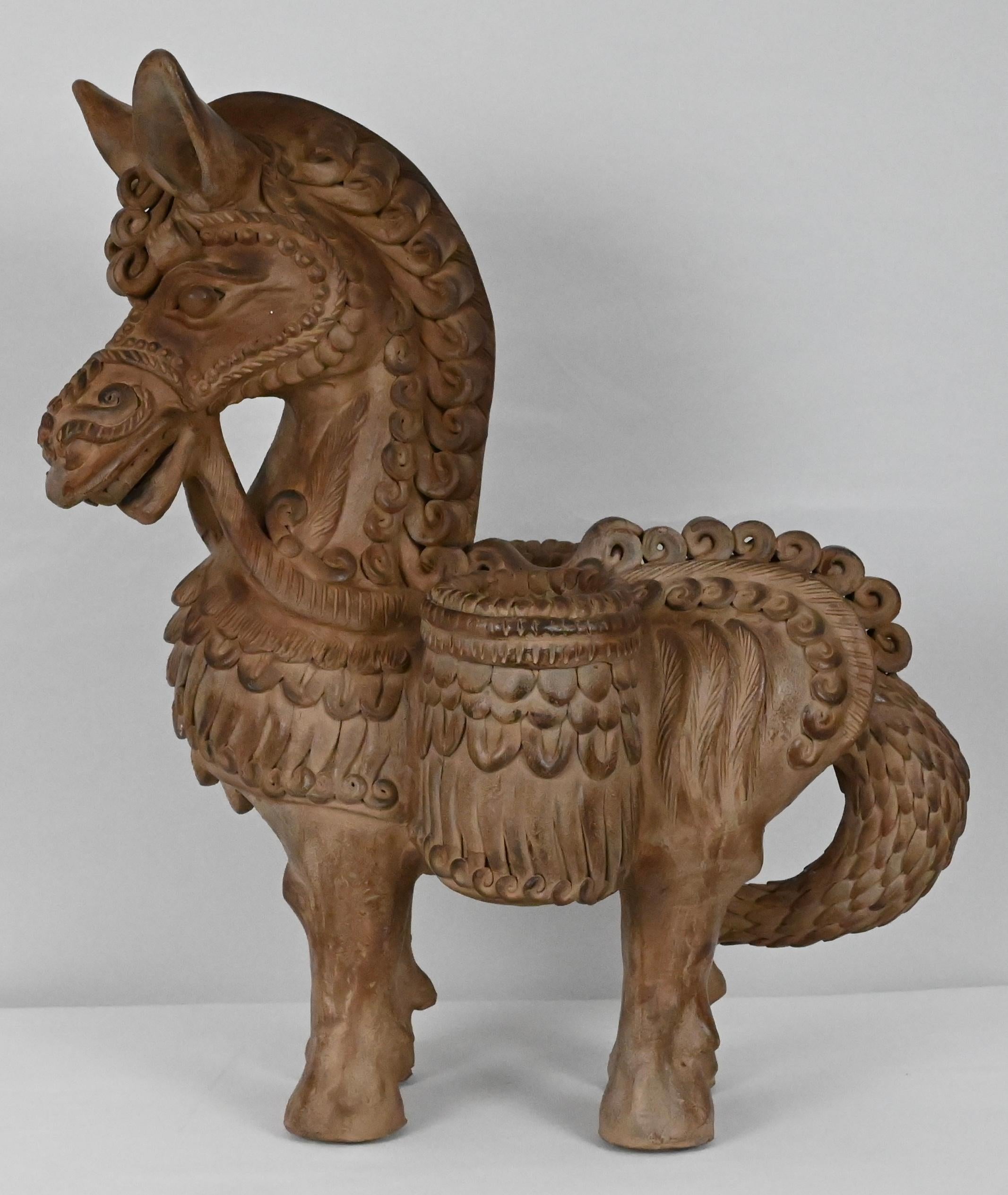 Handgeschnitzte Terrakotta-Pferdskulptur von Ugo Zaccagnini (20. Jahrhundert) im Angebot