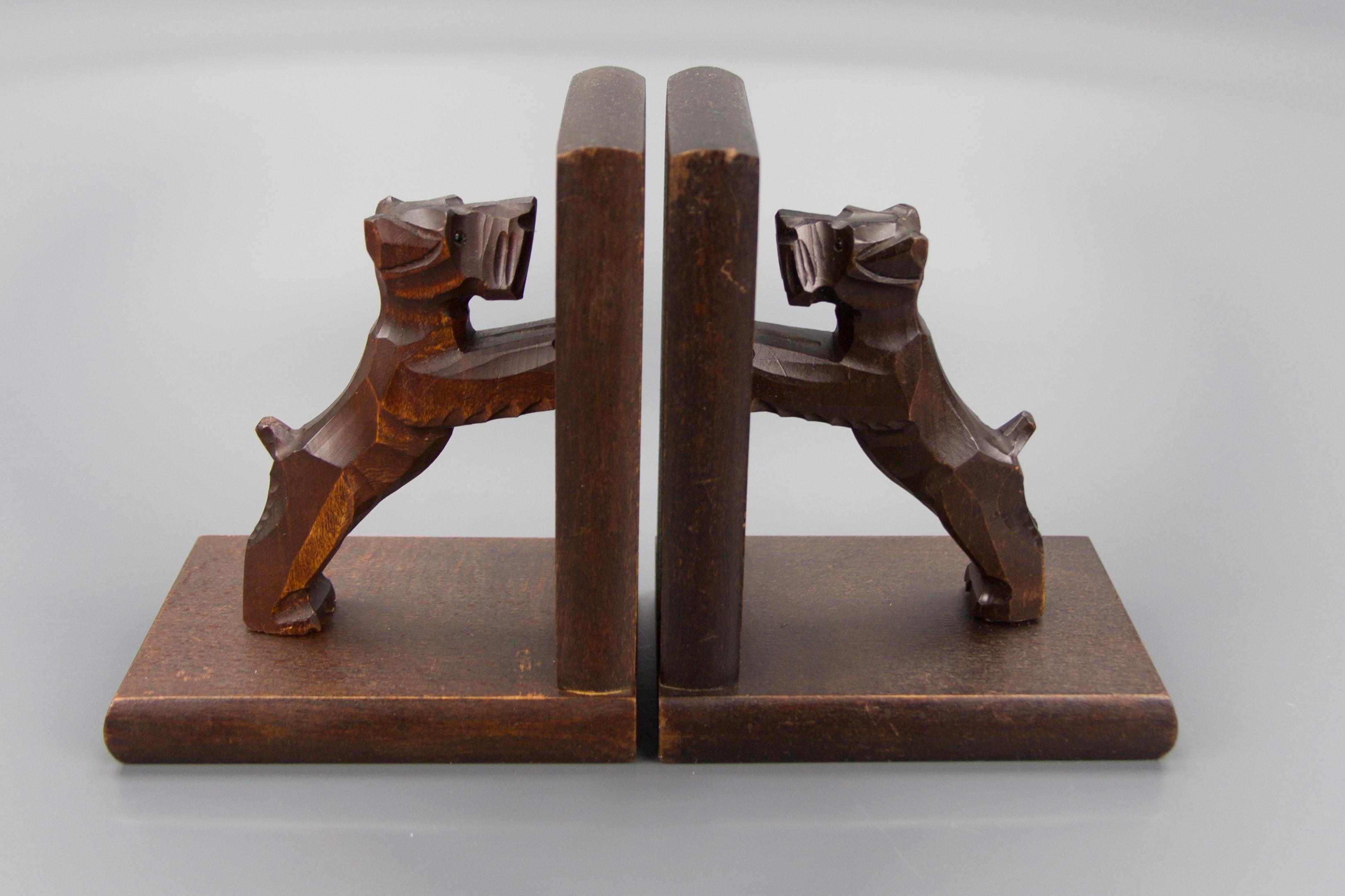 A charming pair of wooden bookends with carved figurines of Scottie dog terriers by Dörsch Oberweid, Germany, 1950s.
These adorable bookends will make a wonderful accent on a bookshelf, mantel, or console table. Ideal gift for any dog lover and/or