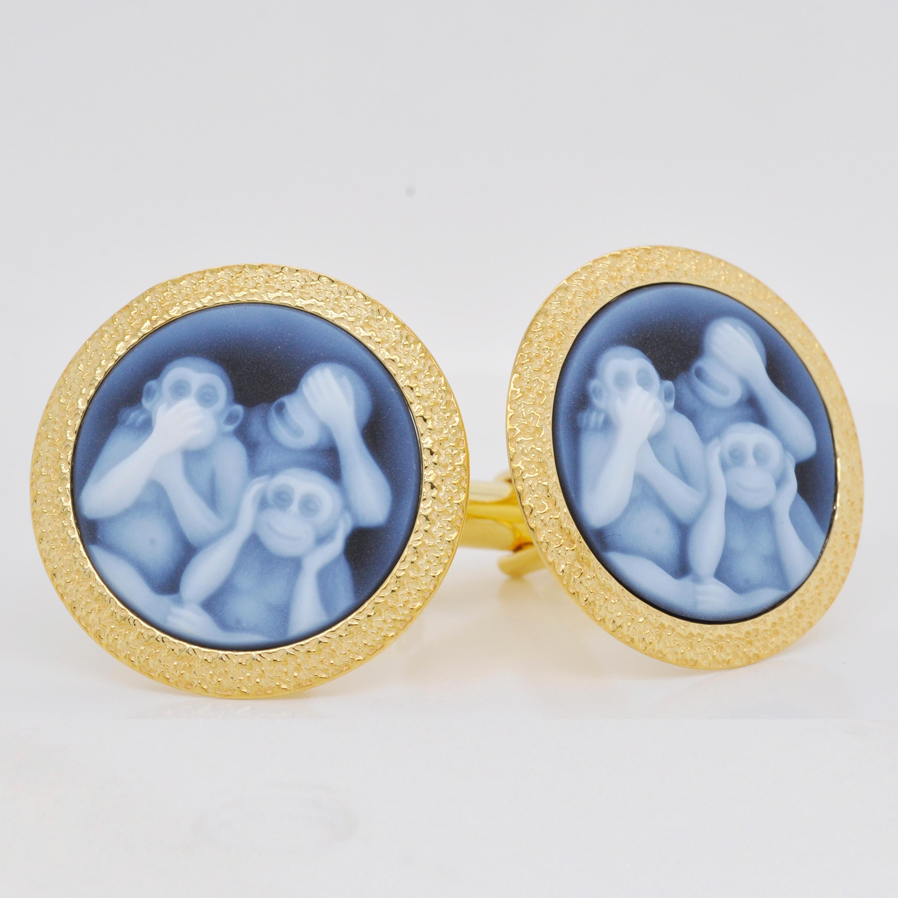 Taille ronde Boutons de manchette en argent sterling et or poli avec trois camées de singes sagesse en agate, sculptés à la main en vente