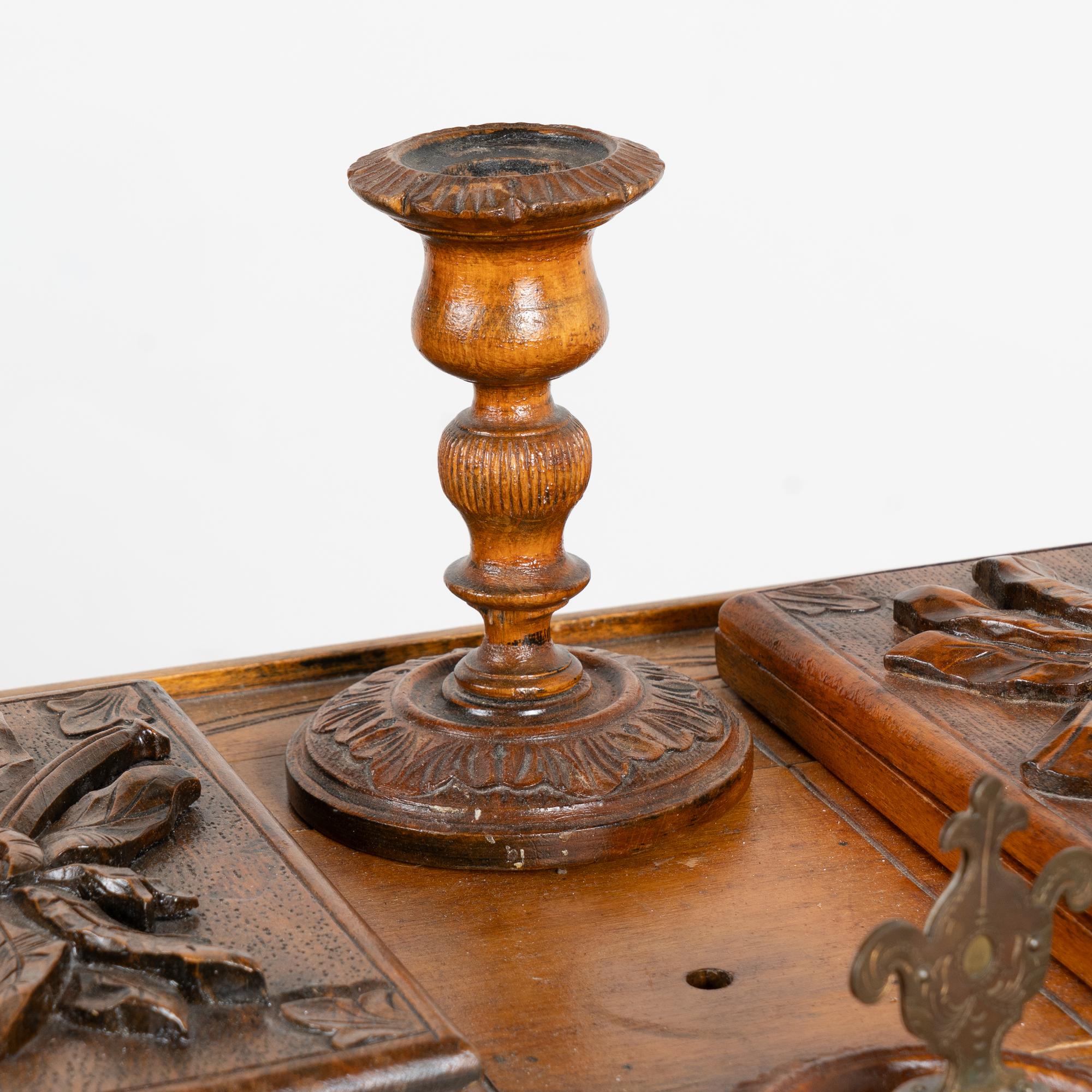 Pequeña mesa auxiliar de pedestal tallada a mano para fumar tabaco, Suecia circa 1860-80 en venta 3