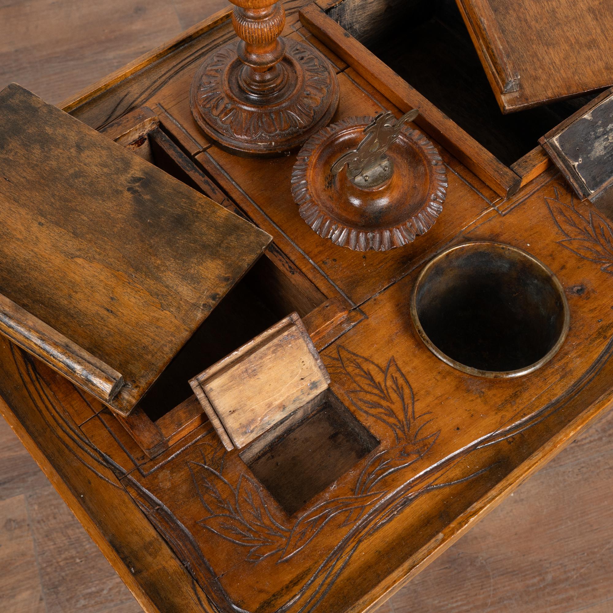 Pequeña mesa auxiliar de pedestal tallada a mano para fumar tabaco, Suecia circa 1860-80 en venta 4