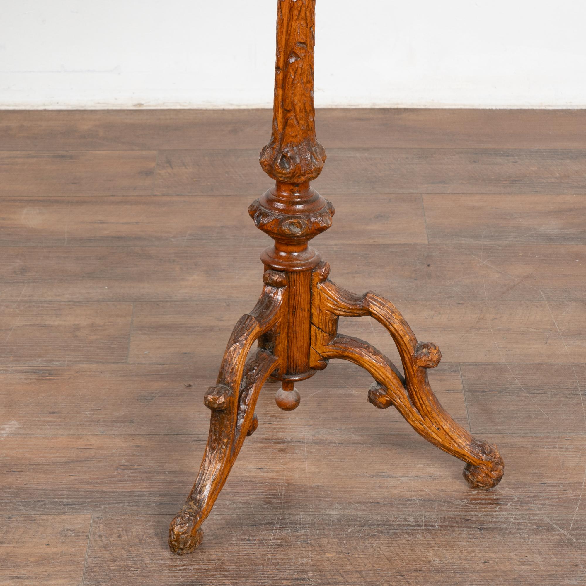 Pequeña mesa auxiliar de pedestal tallada a mano para fumar tabaco, Suecia circa 1860-80 en venta 5