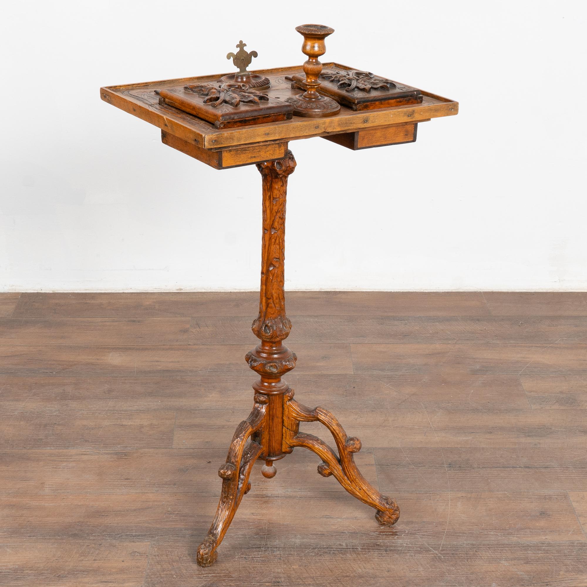 Pequeña mesa auxiliar de pedestal tallada a mano para fumar tabaco, Suecia circa 1860-80 en venta 6