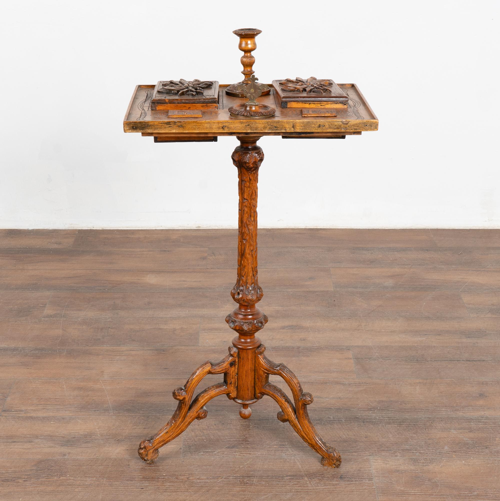 Pequeña mesa auxiliar de pedestal tallada a mano para fumar tabaco, Suecia circa 1860-80 Arte popular en venta