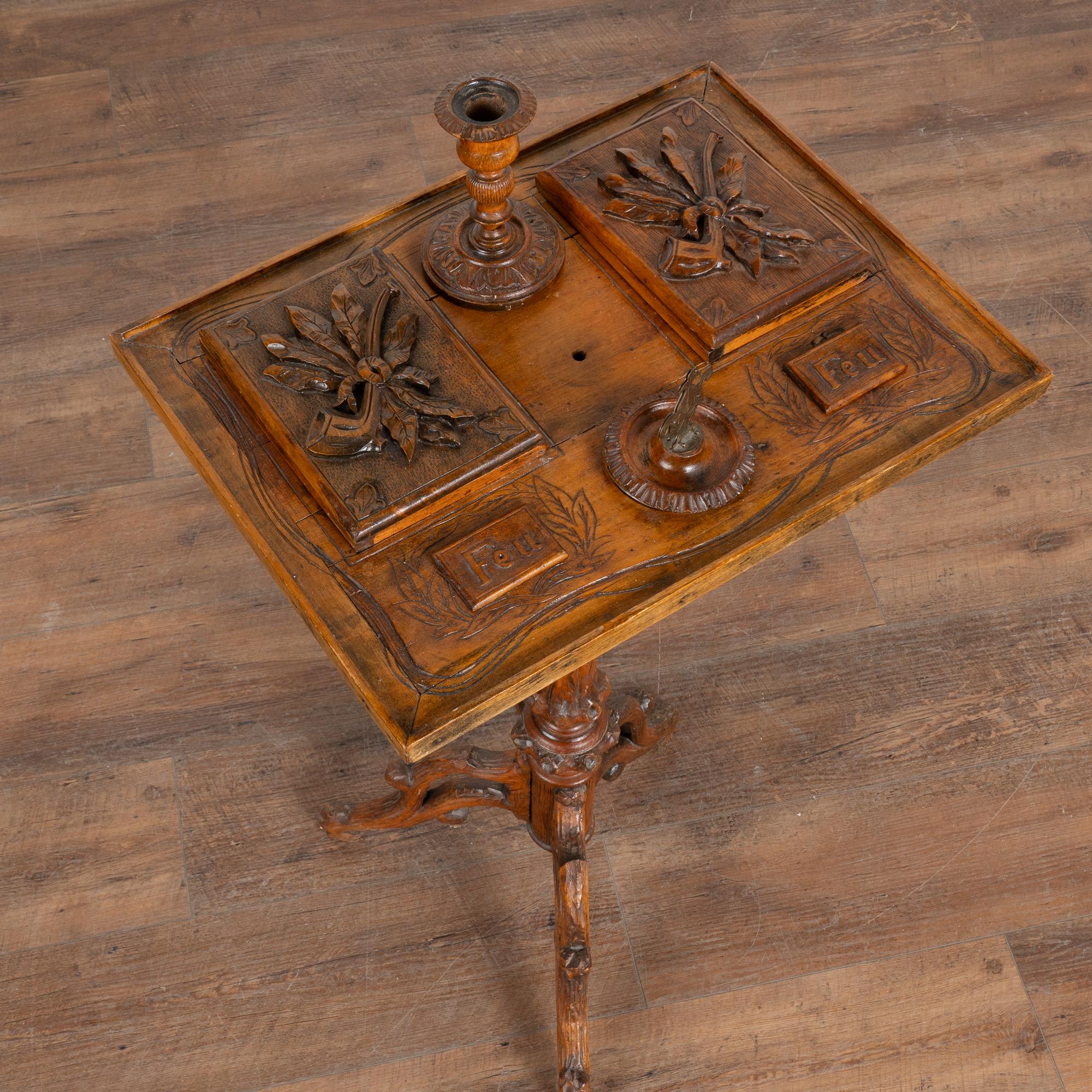 Pequeña mesa auxiliar de pedestal tallada a mano para fumar tabaco, Suecia circa 1860-80 Sueco en venta