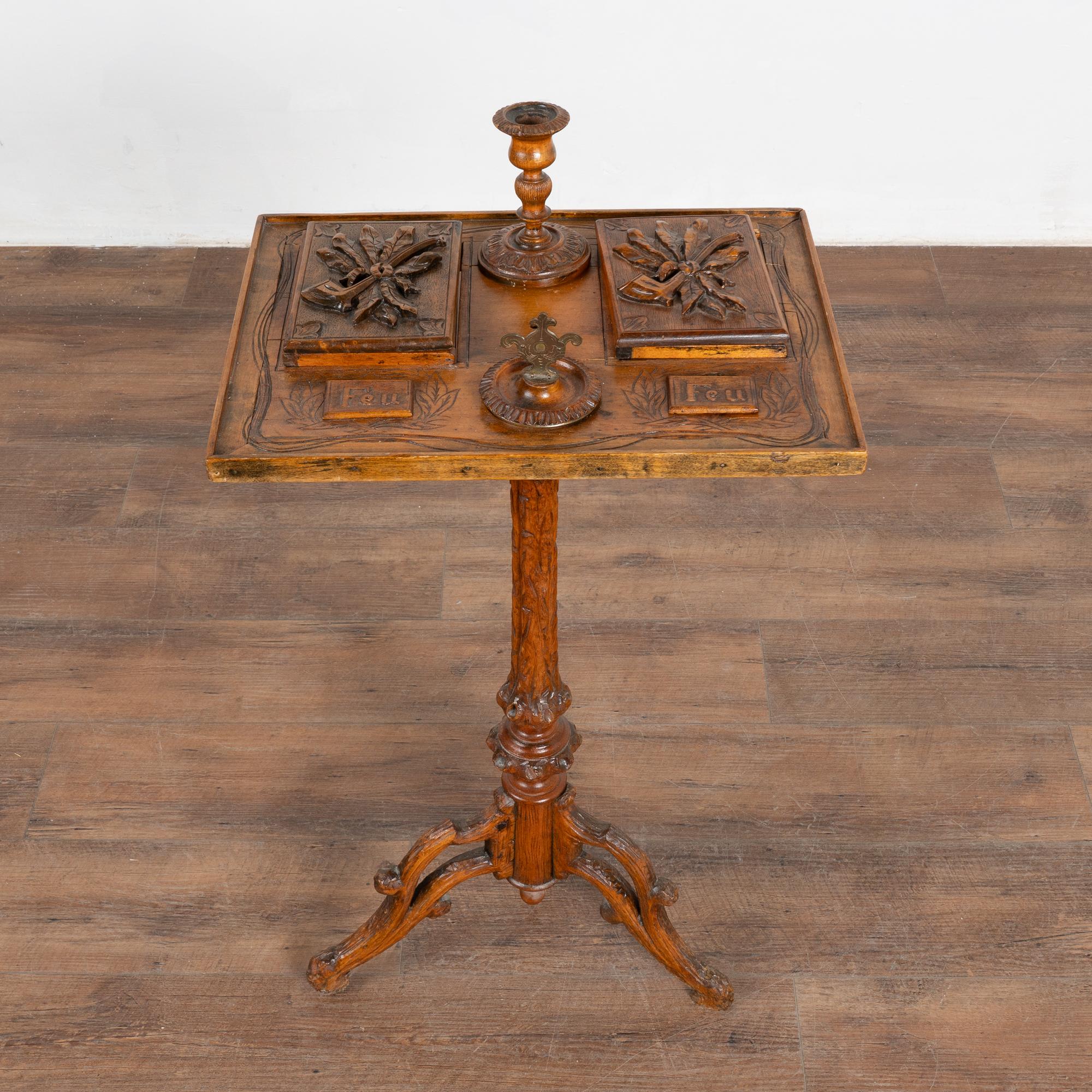 Pequeña mesa auxiliar de pedestal tallada a mano para fumar tabaco, Suecia circa 1860-80 en Bueno estado para la venta en Round Top, TX
