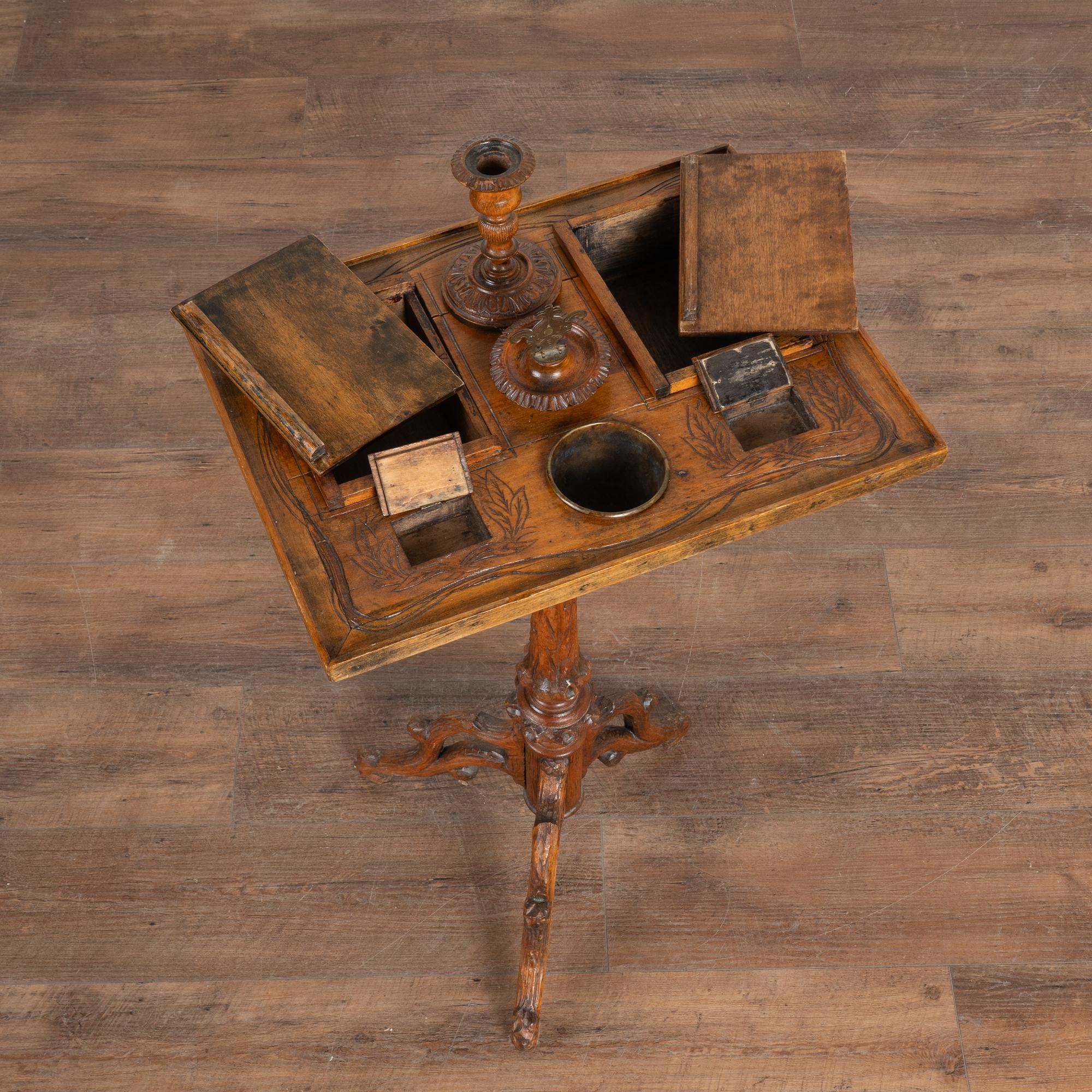 Pequeña mesa auxiliar de pedestal tallada a mano para fumar tabaco, Suecia circa 1860-80 siglo XIX en venta