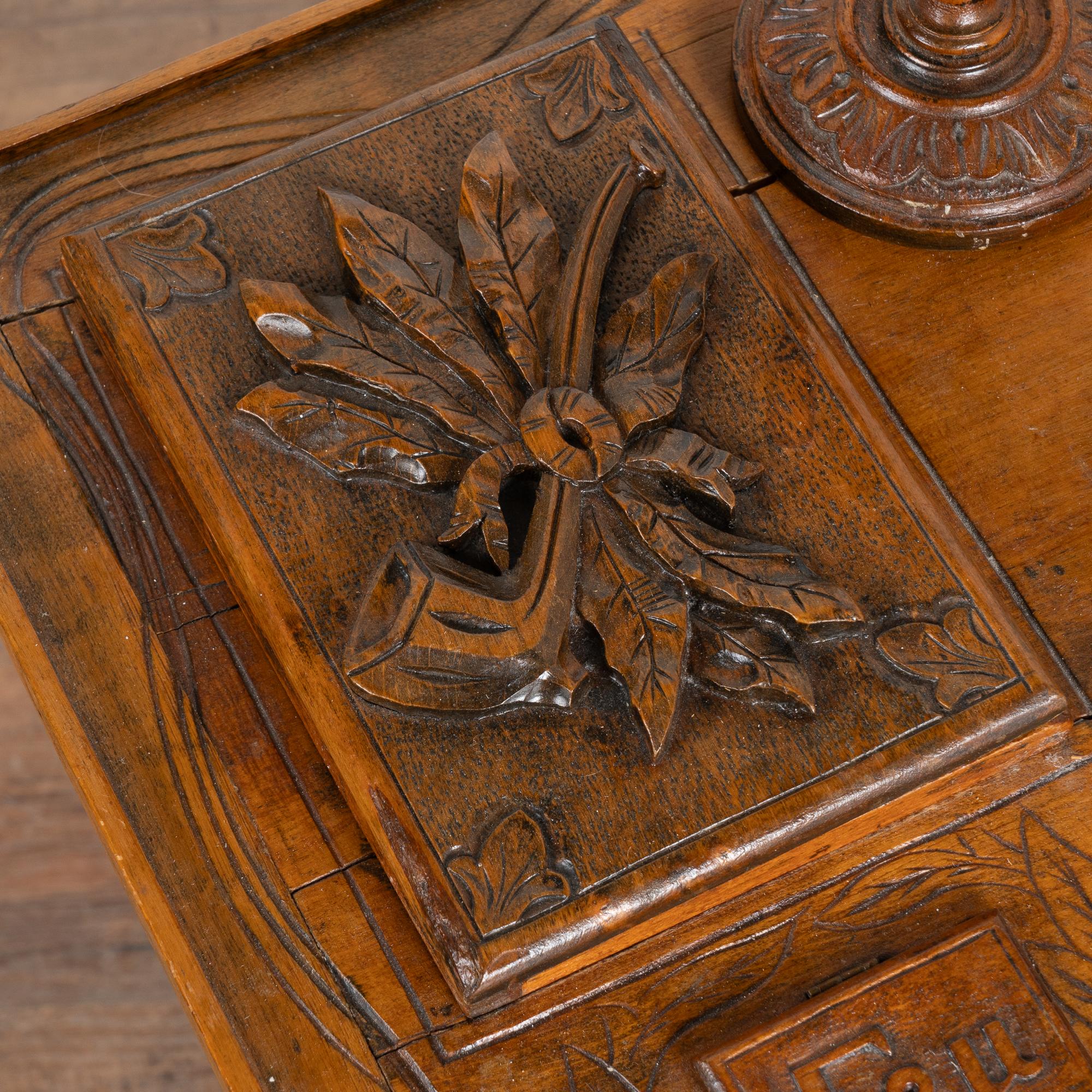 Pequeña mesa auxiliar de pedestal tallada a mano para fumar tabaco, Suecia circa 1860-80 Madera en venta